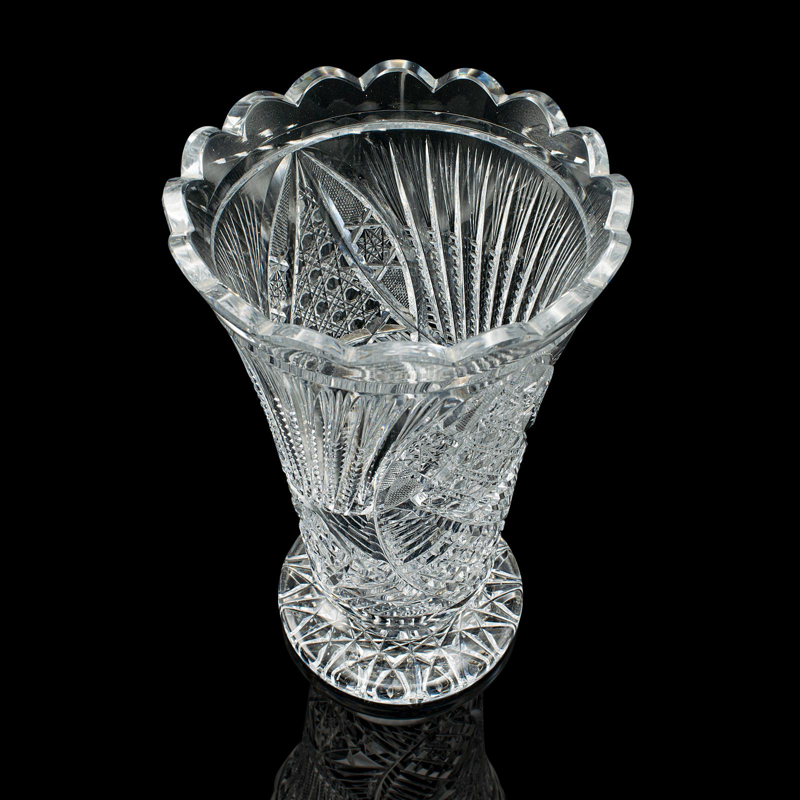 20ième siècle Vase trompette anglais, verre taillé, pot à fleurs décoratif, milieu du siècle dernier en vente