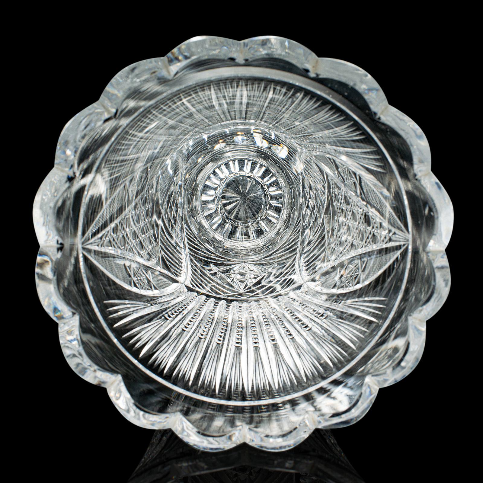 Verre taillé Vase trompette anglais, verre taillé, pot à fleurs décoratif, milieu du siècle dernier en vente