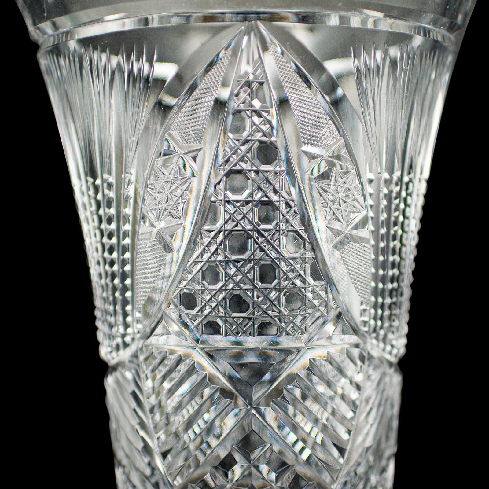 Vase trompette anglais, verre taillé, pot à fleurs décoratif, milieu du siècle dernier en vente 2