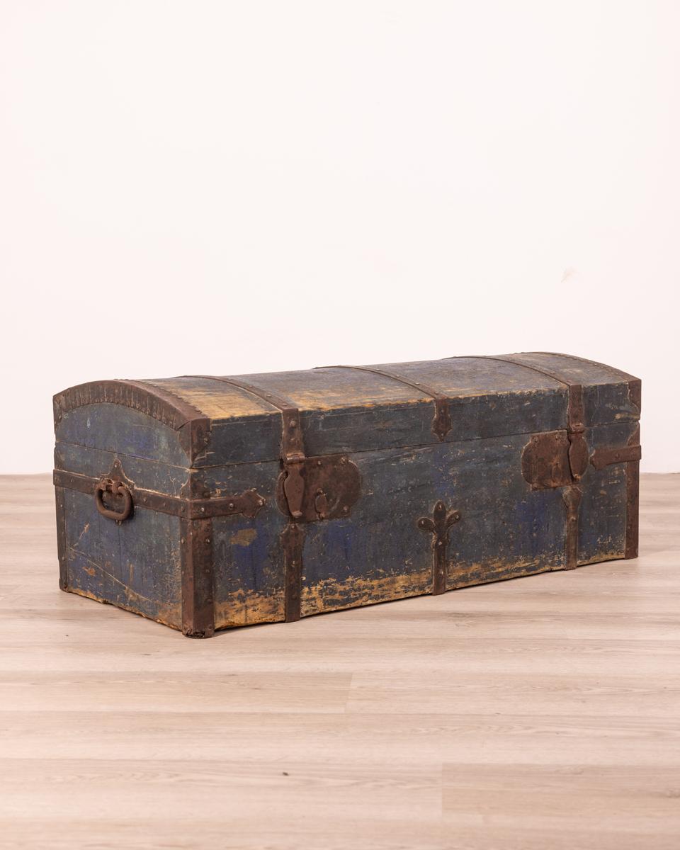 Vintage Trunk Early 20th Century in Wood and Iron Italian Design 10