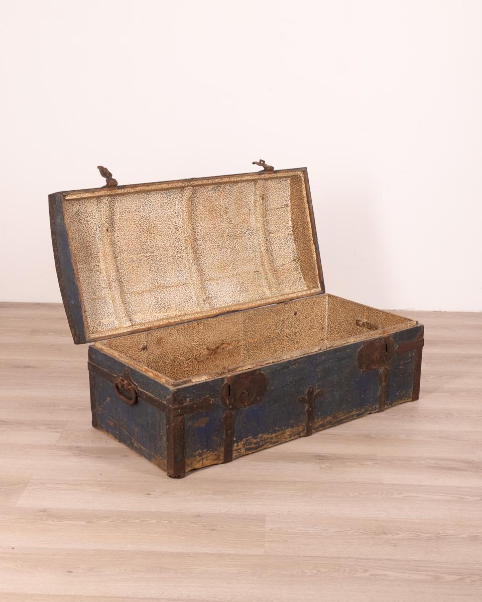Wooden trunk with iron inserts and handles, blue leather upholstery, interior lined with paper, early 1900s.

Condition: In good condition, it shows clear signs of wear caused by time.

Dimensions: Height 40 cm; Width 103cm; Depth