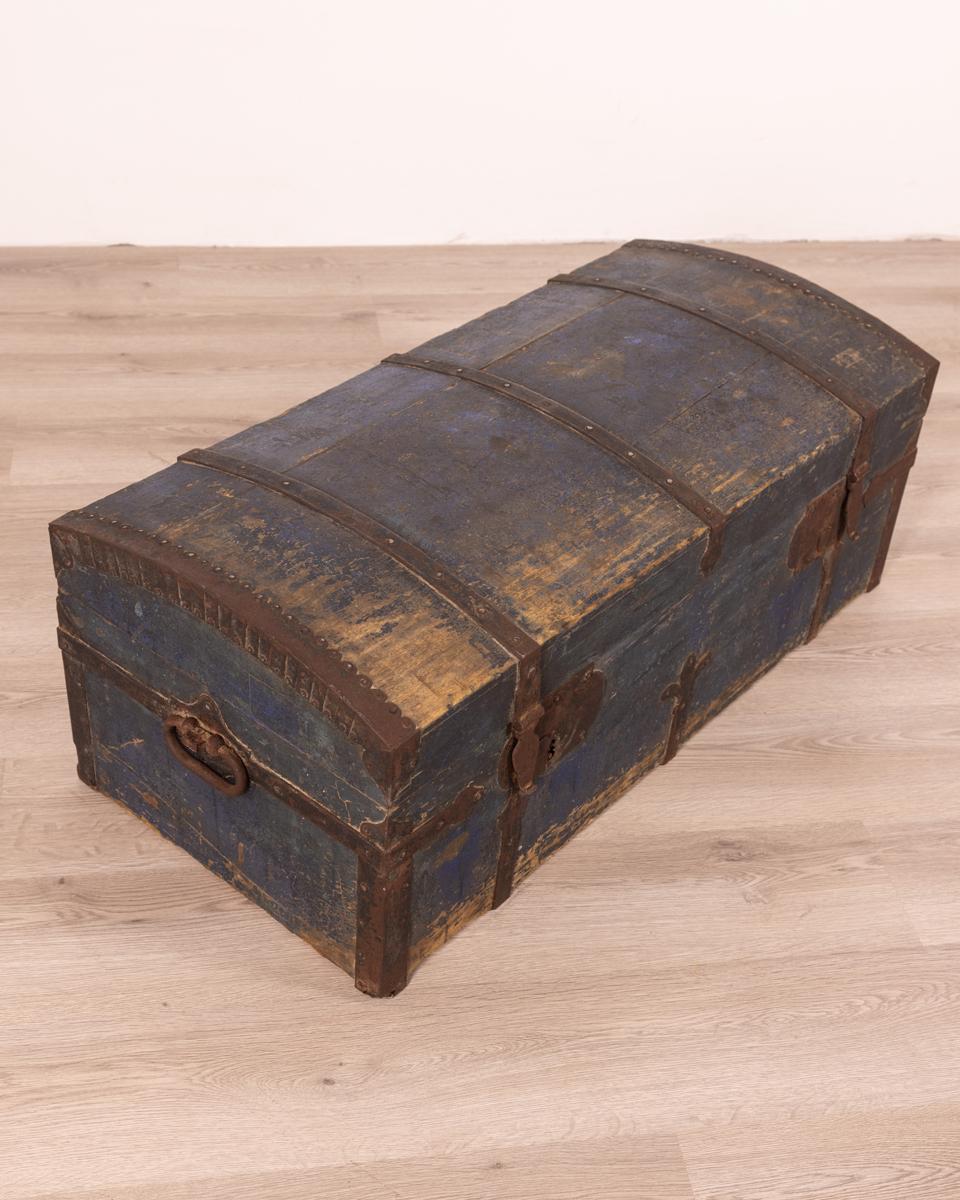 Vintage Trunk Early 20th Century in Wood and Iron Italian Design In Distressed Condition In None, IT