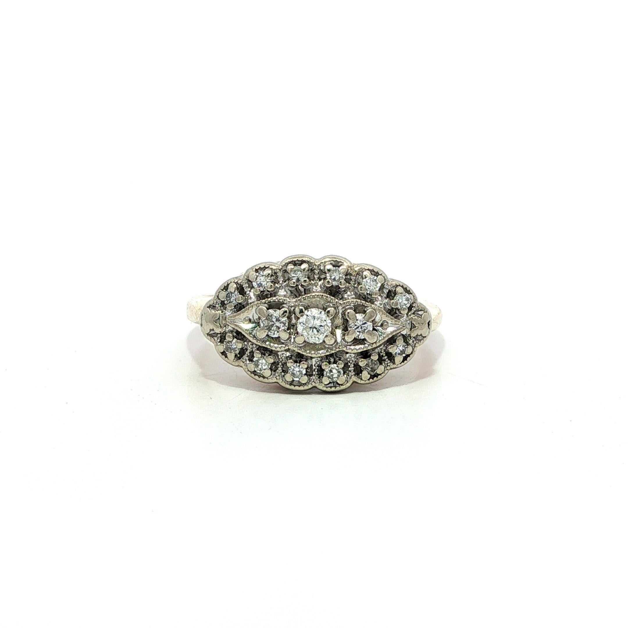Vintage TT Gold 0,30ctw Diamant Filigran geätzte Arbeit Marquise Form Abendessen Ring (Brillantschliff) im Angebot