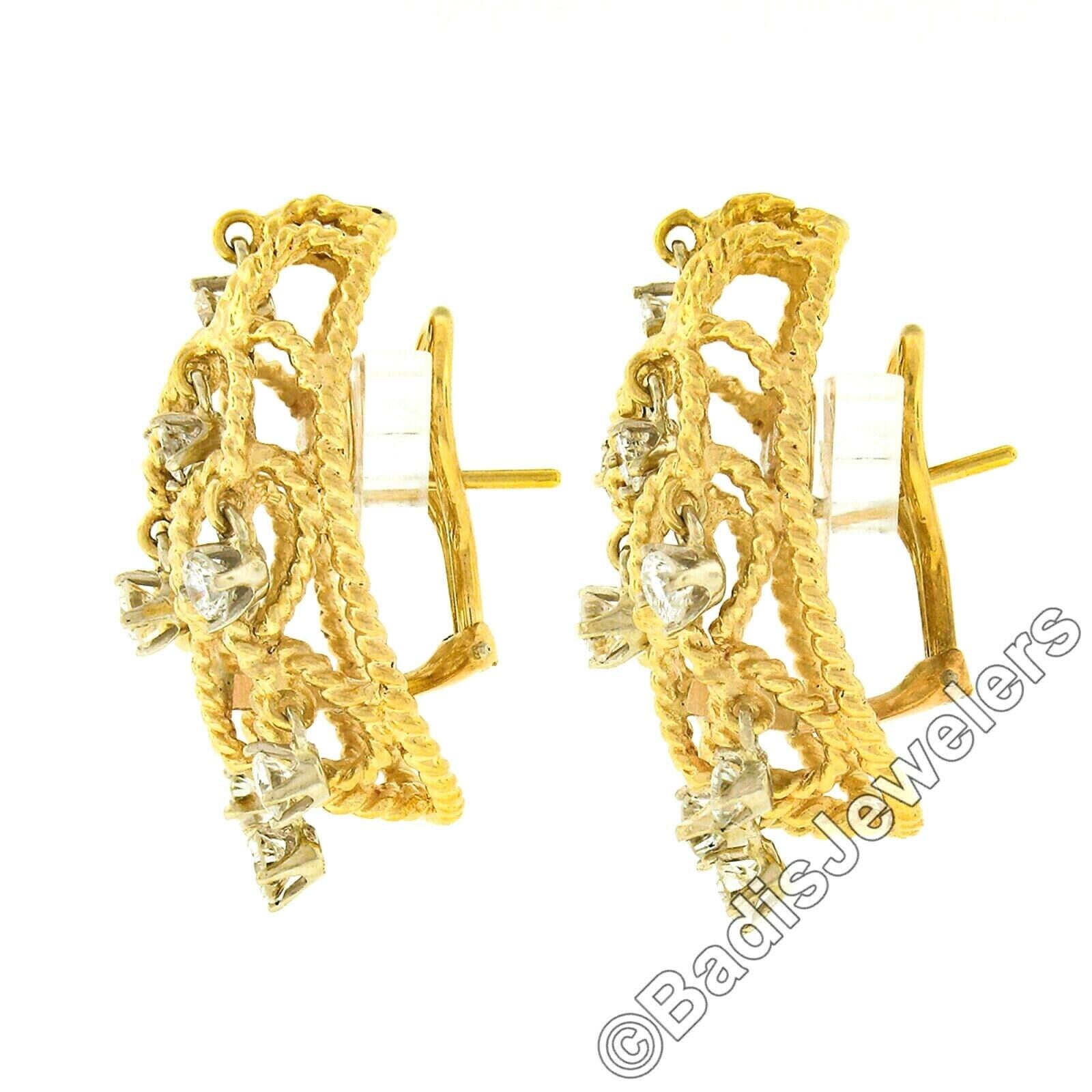 Hier haben wir ein wunderschönes und einzigartig gestaltetes Paar Vintage-Ohrringe, die aus massivem 14-karätigem Gelbgold gefertigt sind. Ihr großes, offenes, gewölbtes Design besteht aus verdrillten Drähten, die sich in der Mitte elegant