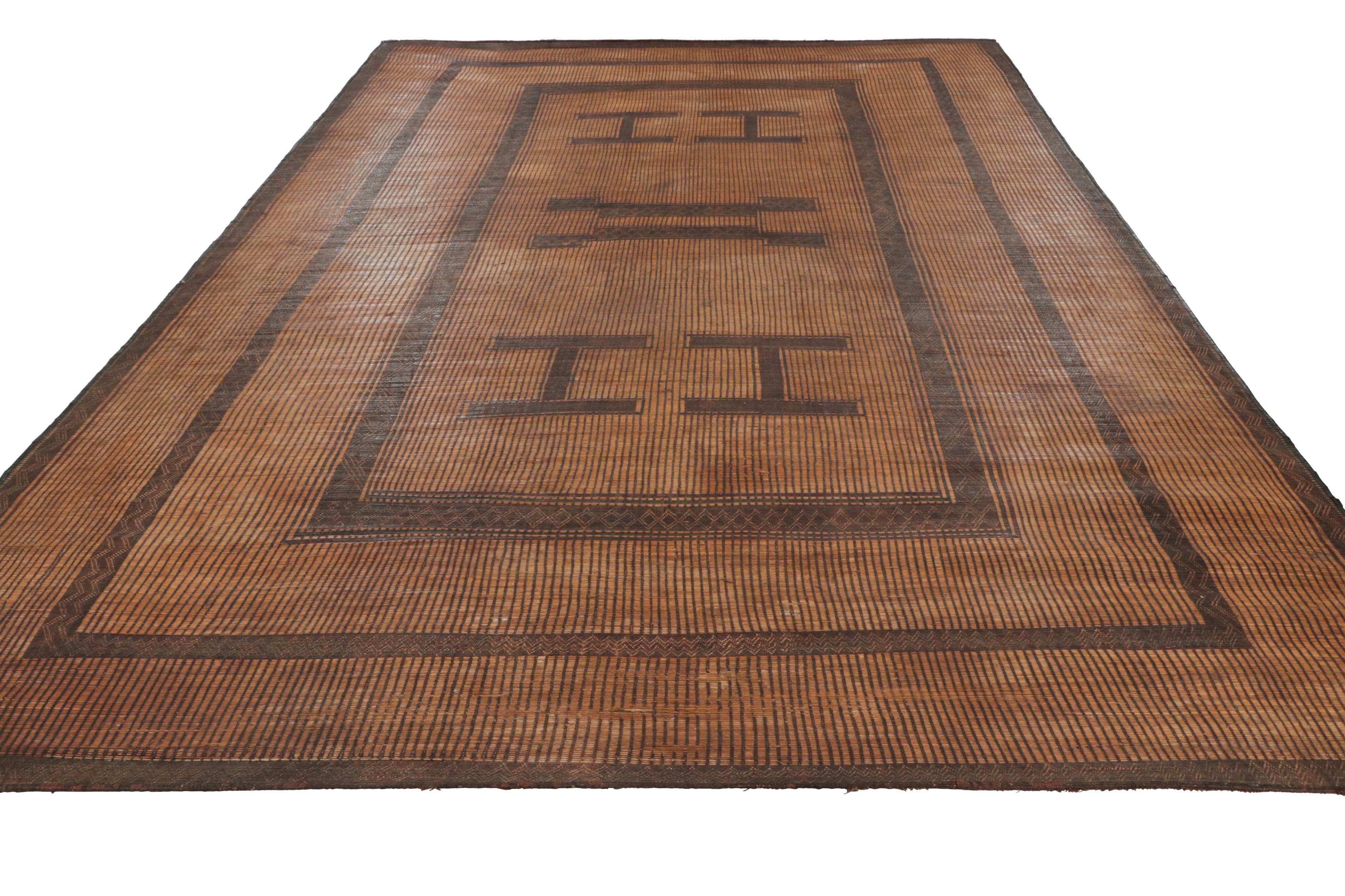 Tapis touareg vintage, motifs géométriques marron et beige - Rug & Kilim Bon état - En vente à Long Island City, NY
