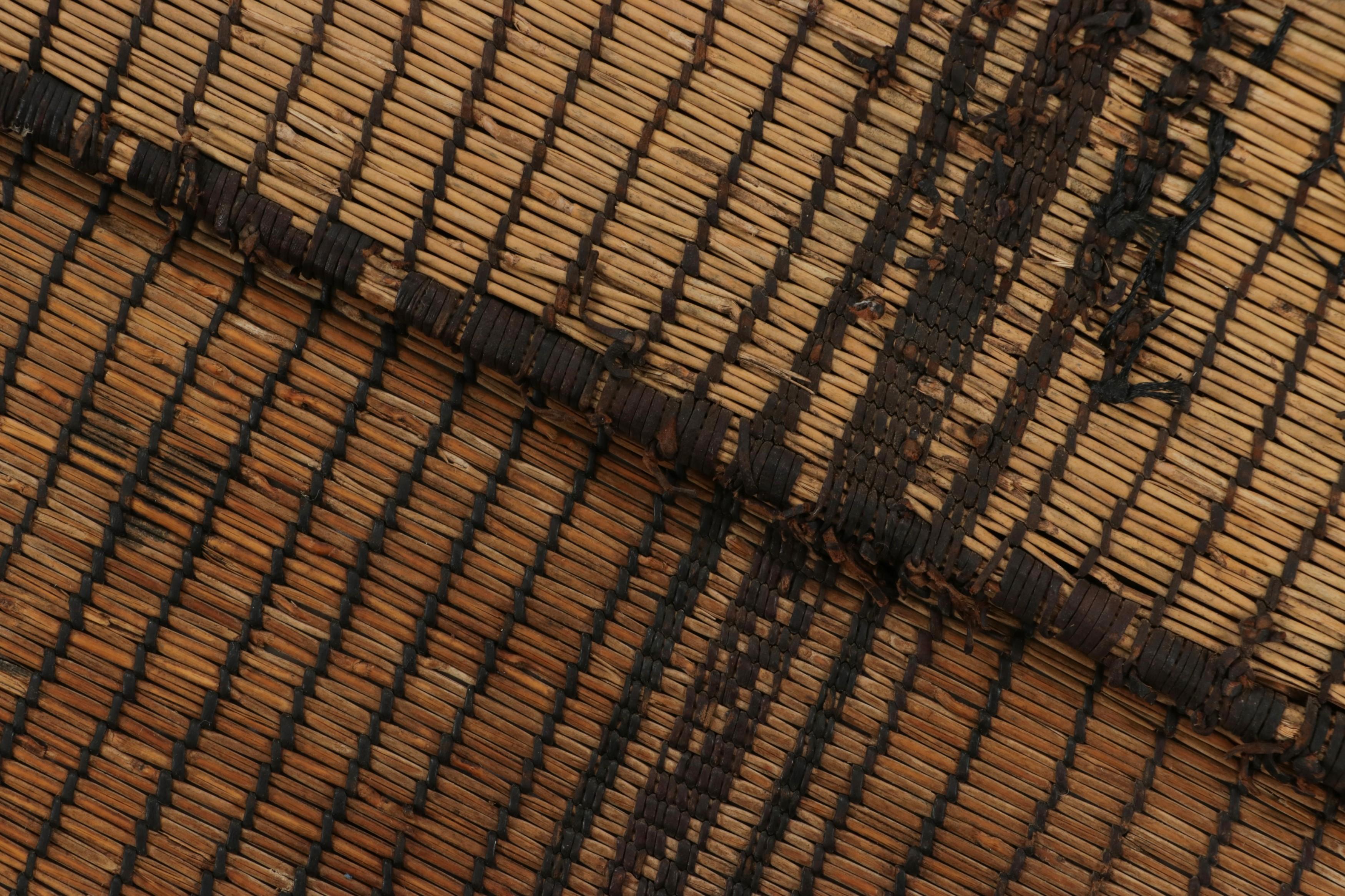 Pelle Tappeto Tuareg vintage, motivi a strisce marroni e beige - Rug & Kilim in vendita