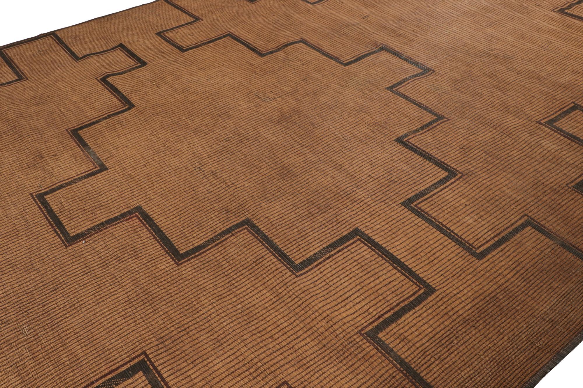 Marokkanischer Tuareg-Matte-Teppich mit braunem geometrischem Muster, von Rug & Kilim  (Handgewebt) im Angebot