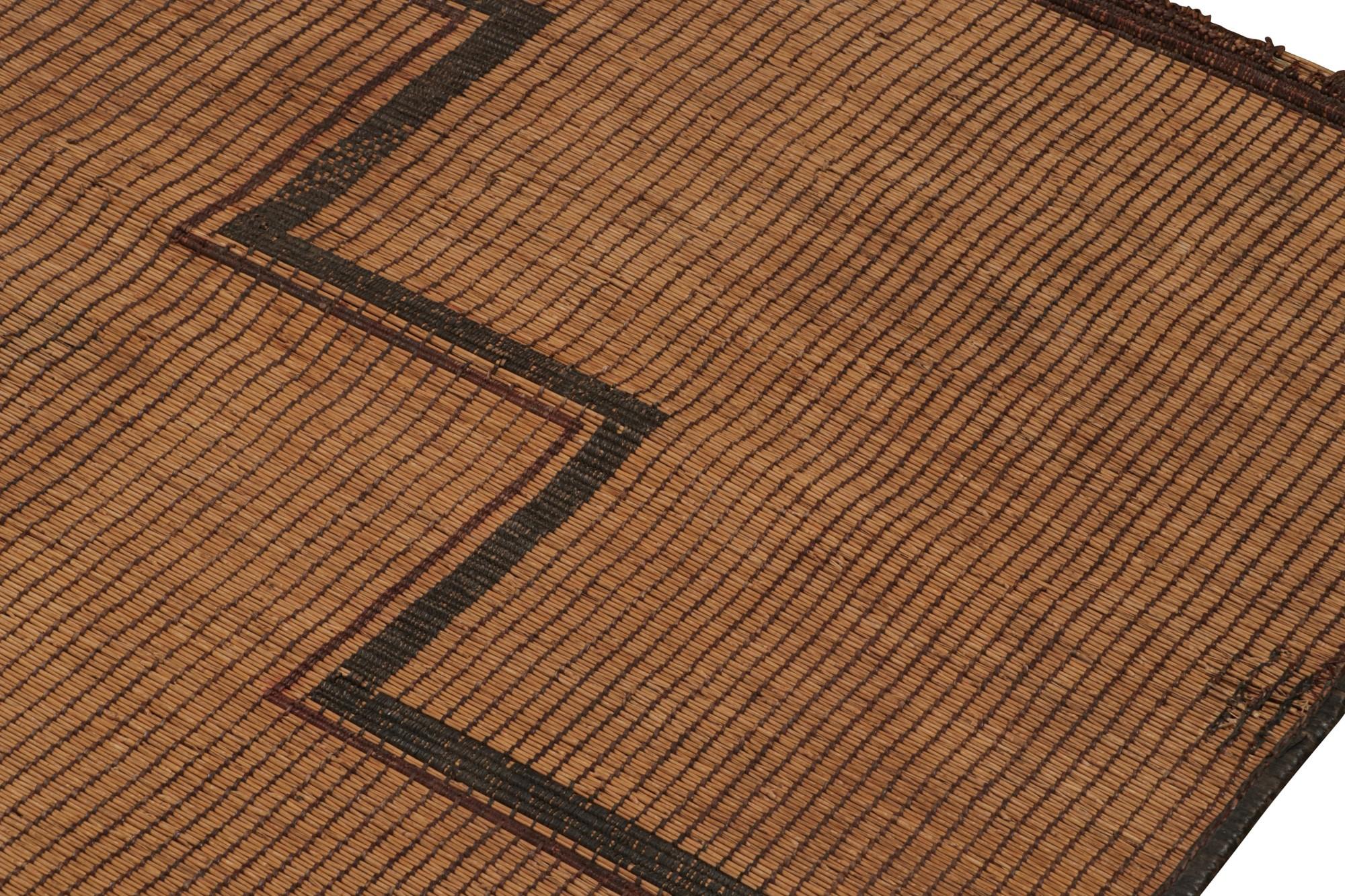 Marokkanischer Tuareg-Matte-Teppich mit braunem geometrischem Muster, von Rug & Kilim  im Zustand „Gut“ im Angebot in Long Island City, NY