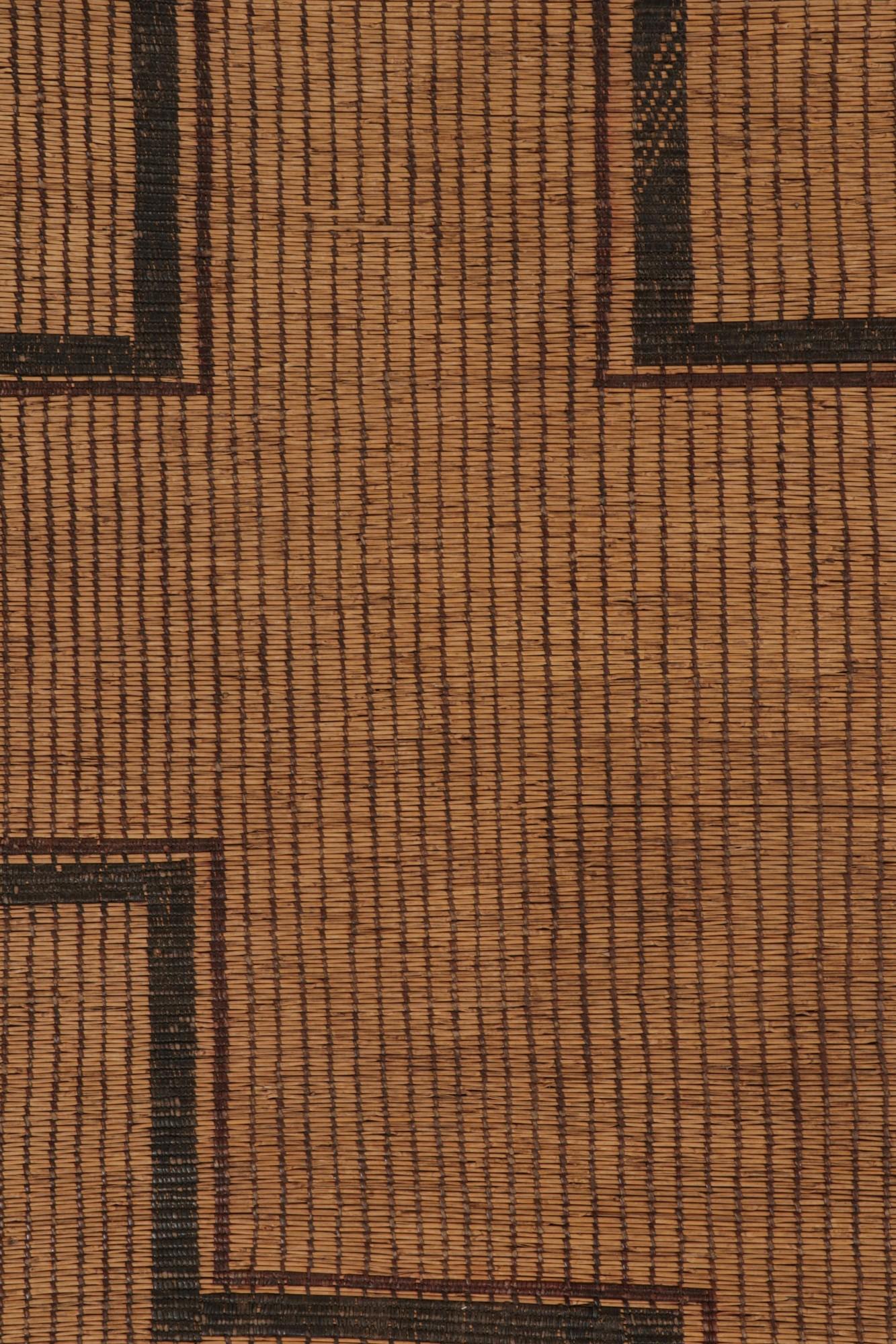Marokkanischer Tuareg-Matte-Teppich mit braunem geometrischem Muster, von Rug & Kilim  (Mitte des 20. Jahrhunderts) im Angebot