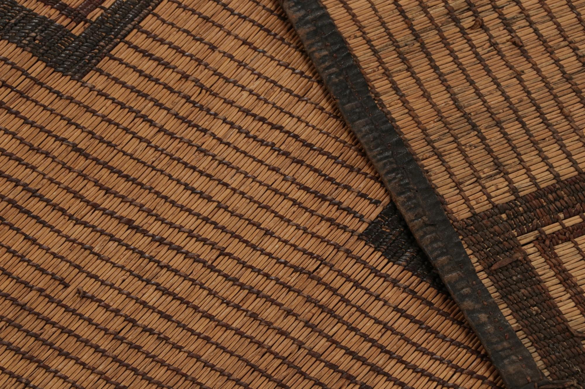 Marokkanischer Tuareg-Matte-Teppich mit braunem geometrischem Muster, von Rug & Kilim  (Leder) im Angebot