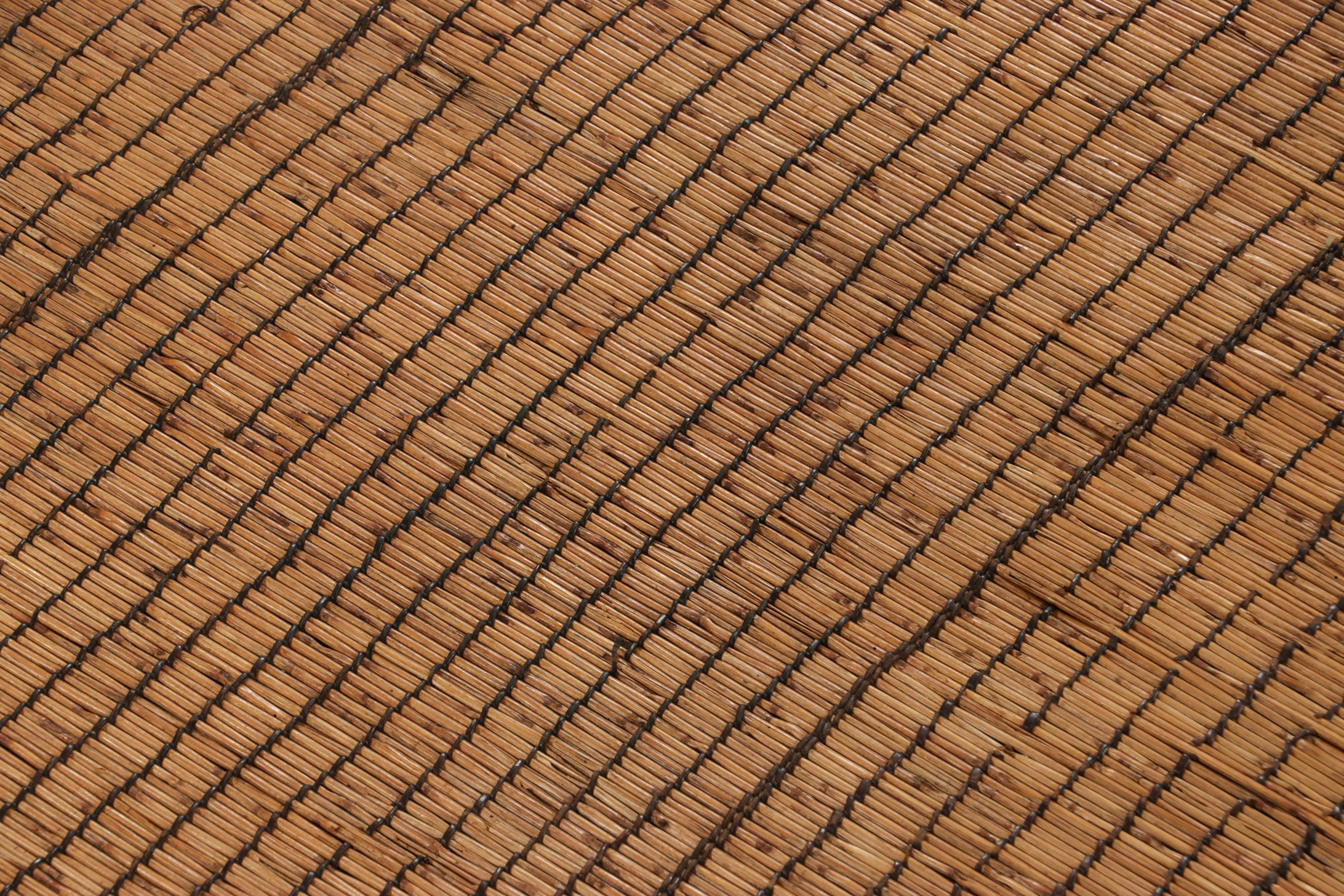 Dieser Vintage-Teppich und Bodenbelag ist eine 3x12 Tuareg-Läufermatte vom gleichnamigen Nomadenstamm. Er wurde um 1950-1960 in Mauretanien mit Schilfrohr handgewebt und ist ein aufregender Neuzugang zu unseren marokkanischen Stammesteppichen.