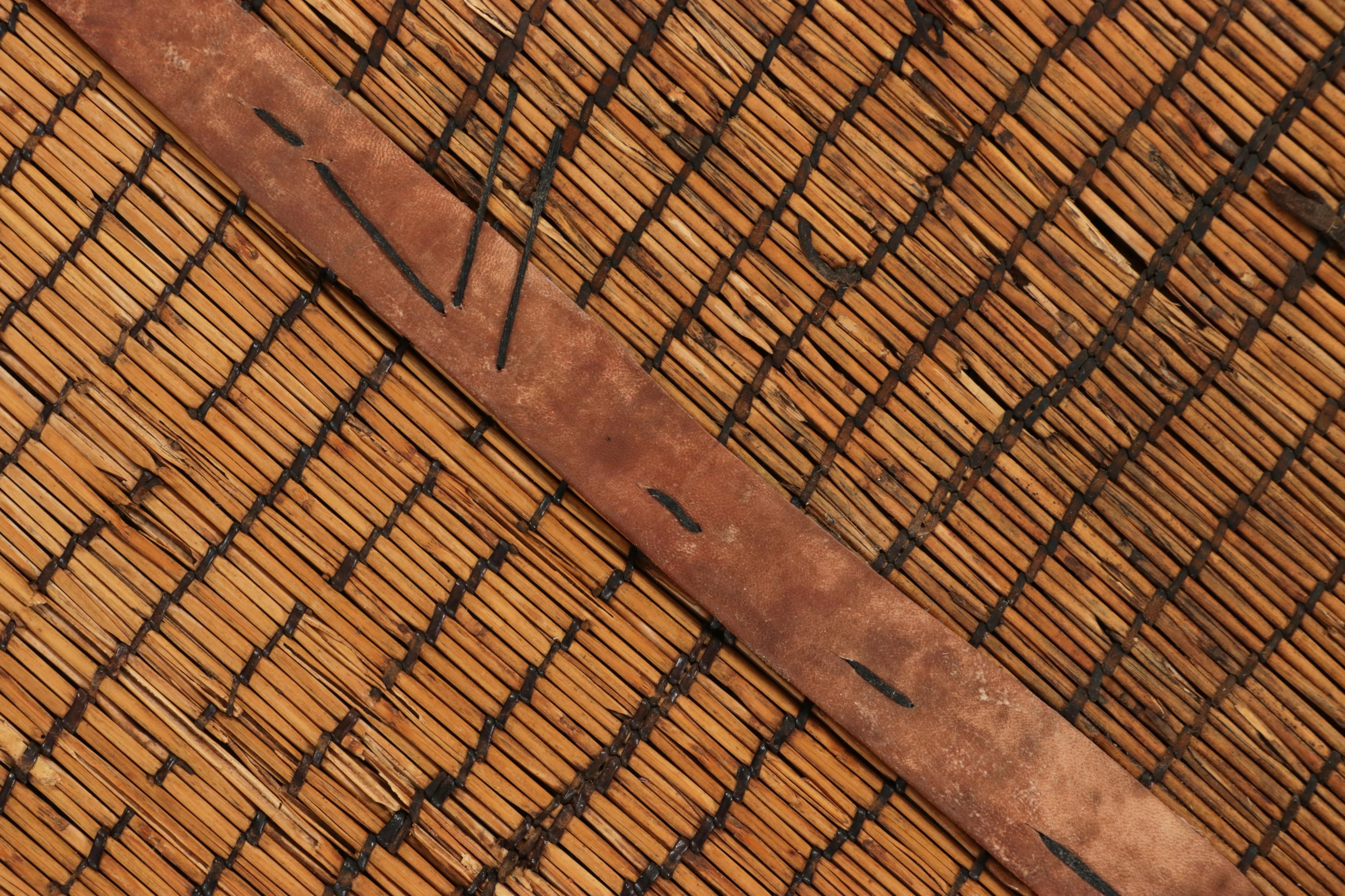 Vintage Tuareg Matte Läufer, warmes Beige mit satten braunen Streifen - Rug & Kilim (Mitte des 20. Jahrhunderts) im Angebot