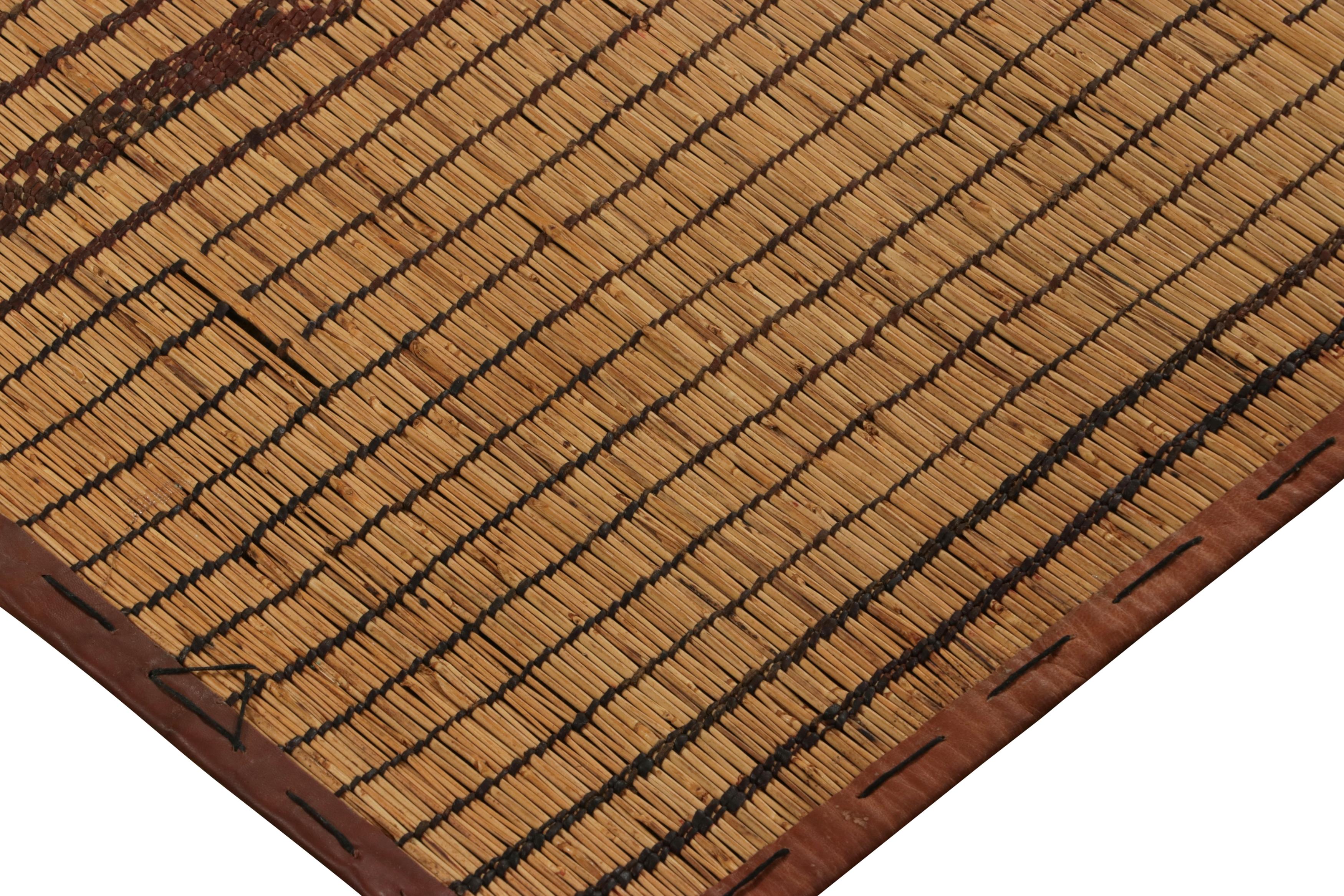 Vintage Tuareg-Läufermatte, Gold mit sattbraunen Lederstreifen - Rug & Kilim im Zustand „Gut“ im Angebot in Long Island City, NY