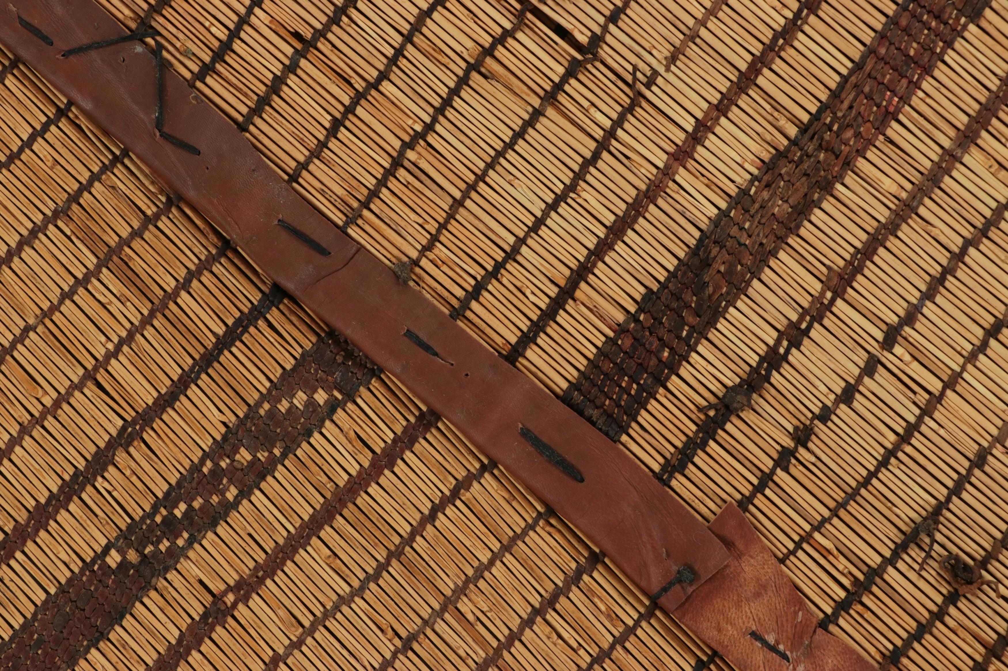 Vintage Tuareg-Läufermatte, Gold mit sattbraunen Lederstreifen - Rug & Kilim (Mitte des 20. Jahrhunderts) im Angebot