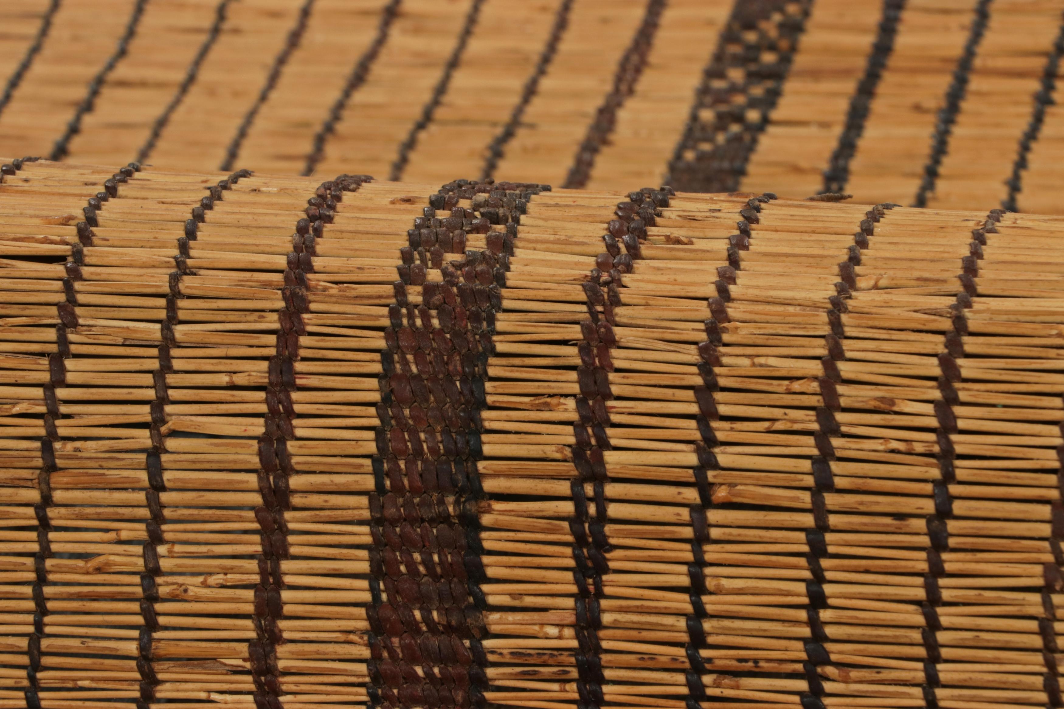 Vintage Tuareg-Läufermatte, Gold mit sattbraunen Lederstreifen - Rug & Kilim (Schilf) im Angebot