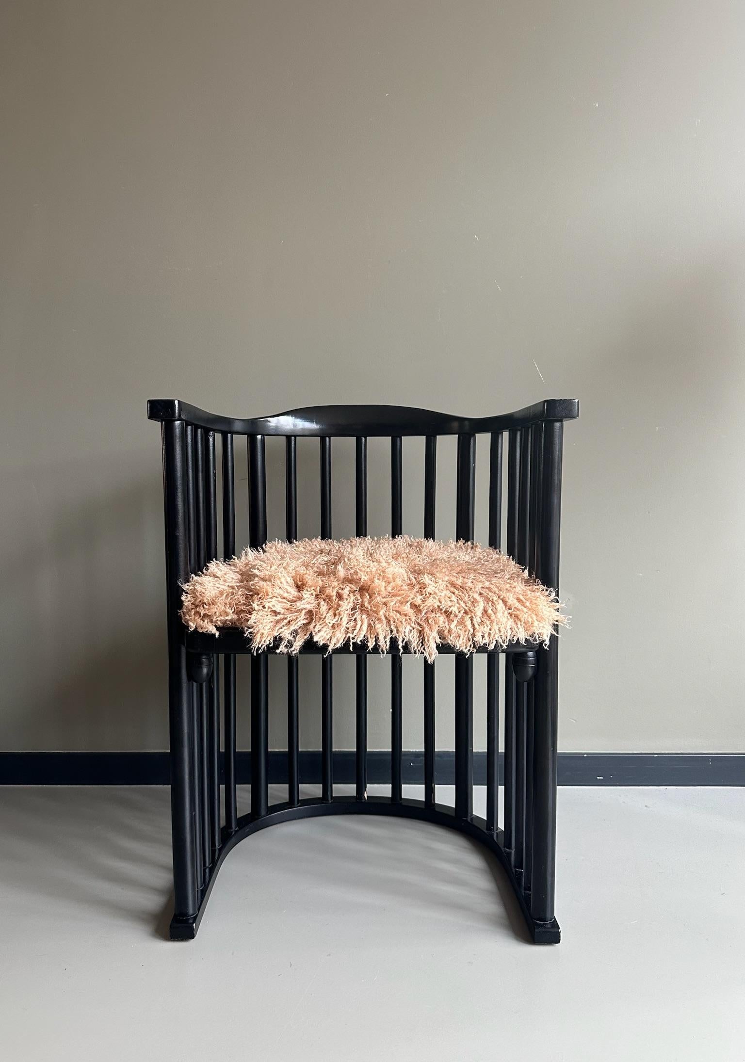  Vintage chair designed by Josef Hoffmann in the early 1900.
This is a reissue made in the fifties.
The original fabric is under the new upholstery.
Upholstery is an acrylic fabric.

Good condition, with minor marks on the wood.

Height 80 cm
Width