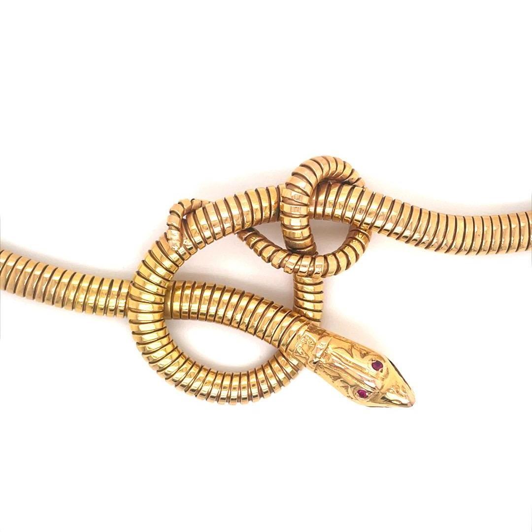 Collar vintage de cuello de serpiente tubogas de oro amarillo de 18 quilates de Brevettato, hacia 1940.

Elaborado por el joyero italiano Brevettato, este collar de oro tubogas en oro amarillo de 18 quilates presenta una cabeza de serpiente con
