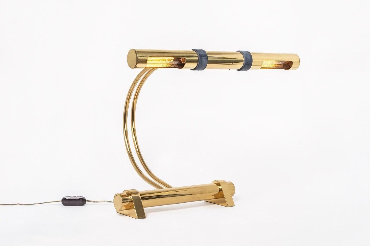 Lámpara de sobremesa vintage de latón tubular de Casella Lighting, años 70 Posmoderno en venta