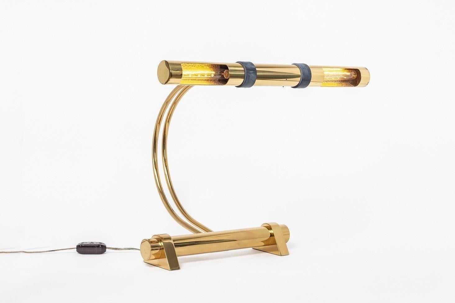 Lámpara de sobremesa vintage de latón tubular de Casella Lighting, años 70 Estadounidense en venta
