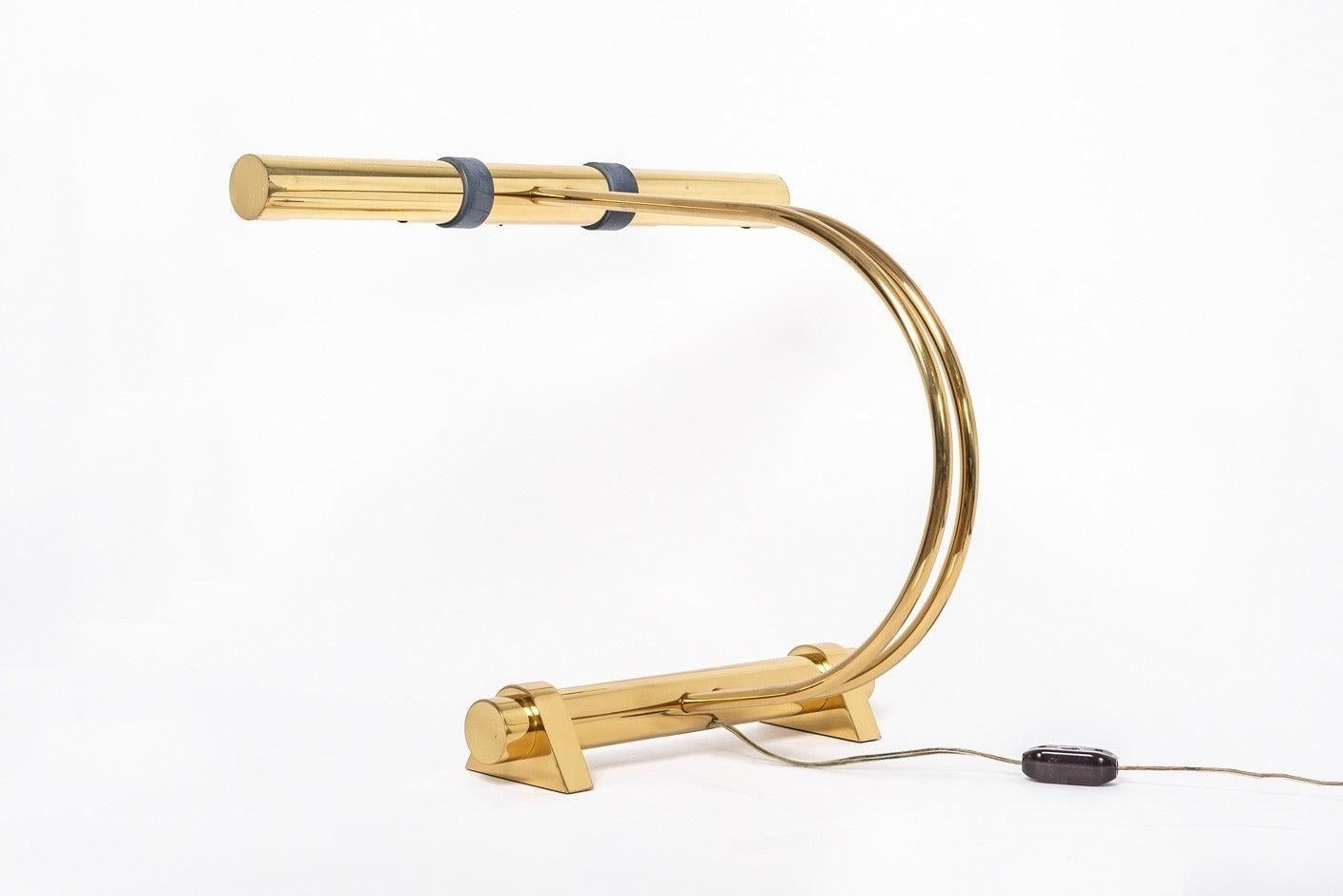 Lámpara de sobremesa vintage de latón tubular de Casella Lighting, años 70 en Bueno estado para la venta en Detroit, MI