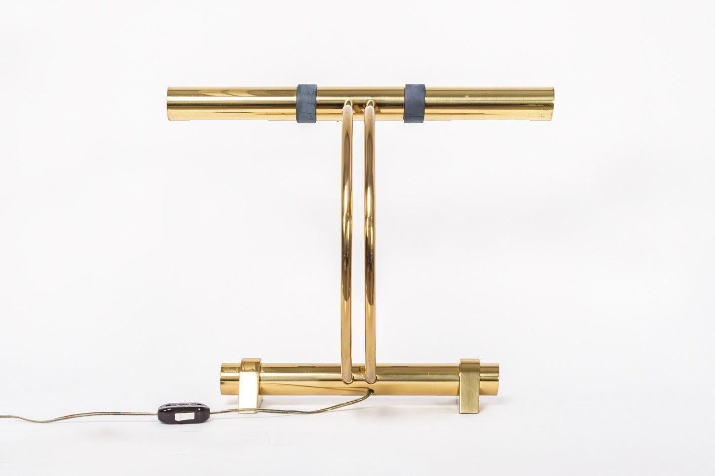 Lámpara de sobremesa vintage de latón tubular de Casella Lighting, años 70 Metal en venta