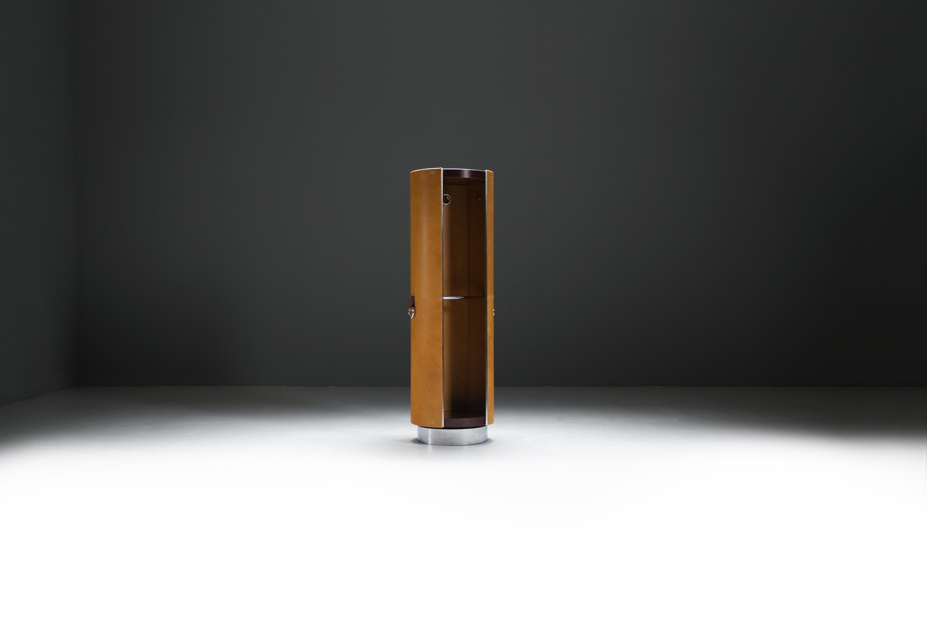 Guido Faleschini per i4 Mariani, Armadio rotante 'Tucroma' in pelle e cromo, Italia, 1975 ca.
Armoire cilindrico girevole rivestito in pelle con specchio e base cromata

Questo scultoreo armadio girevole del famoso designer italiano Guido Faleschini
