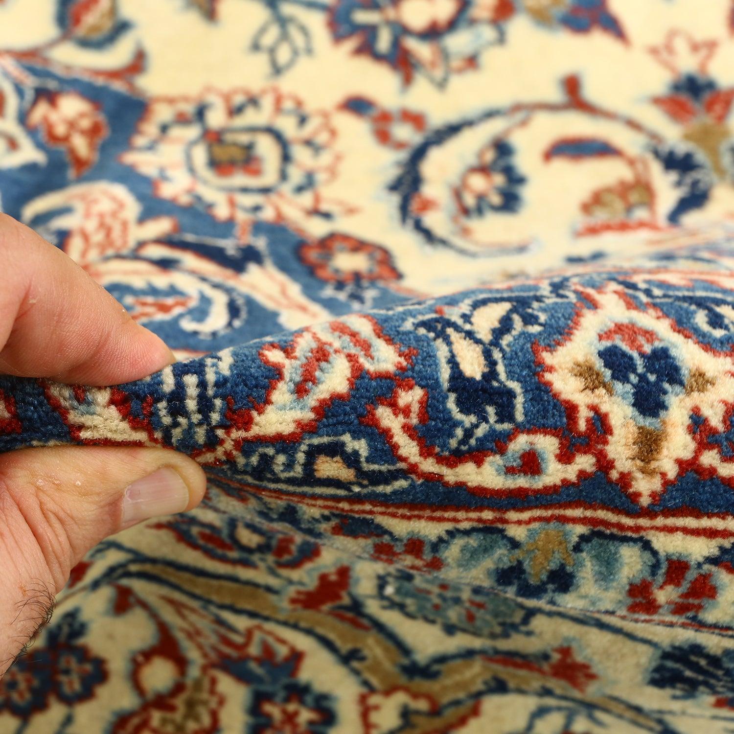 Vintage Todeshek Nain Teppich in Seide, Wolle und Baumwolle11'9 X 7'4

Wichtige Details:
Flor: Seide und Wolle
Fundament: Baumwolle
Herkunft: Todeshek Nain
Design/One: Medaillon in der Mitte
Ungefähres Alter: 75 Jahre
Qualität (KPI): 625
Zustand: