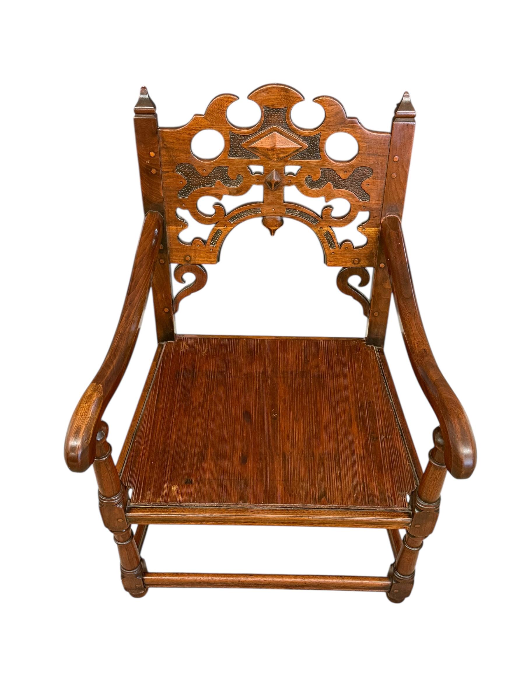 Neogotico Poltrona d'epoca in stile Tudor Gothic Revival con intagli complicati in vendita