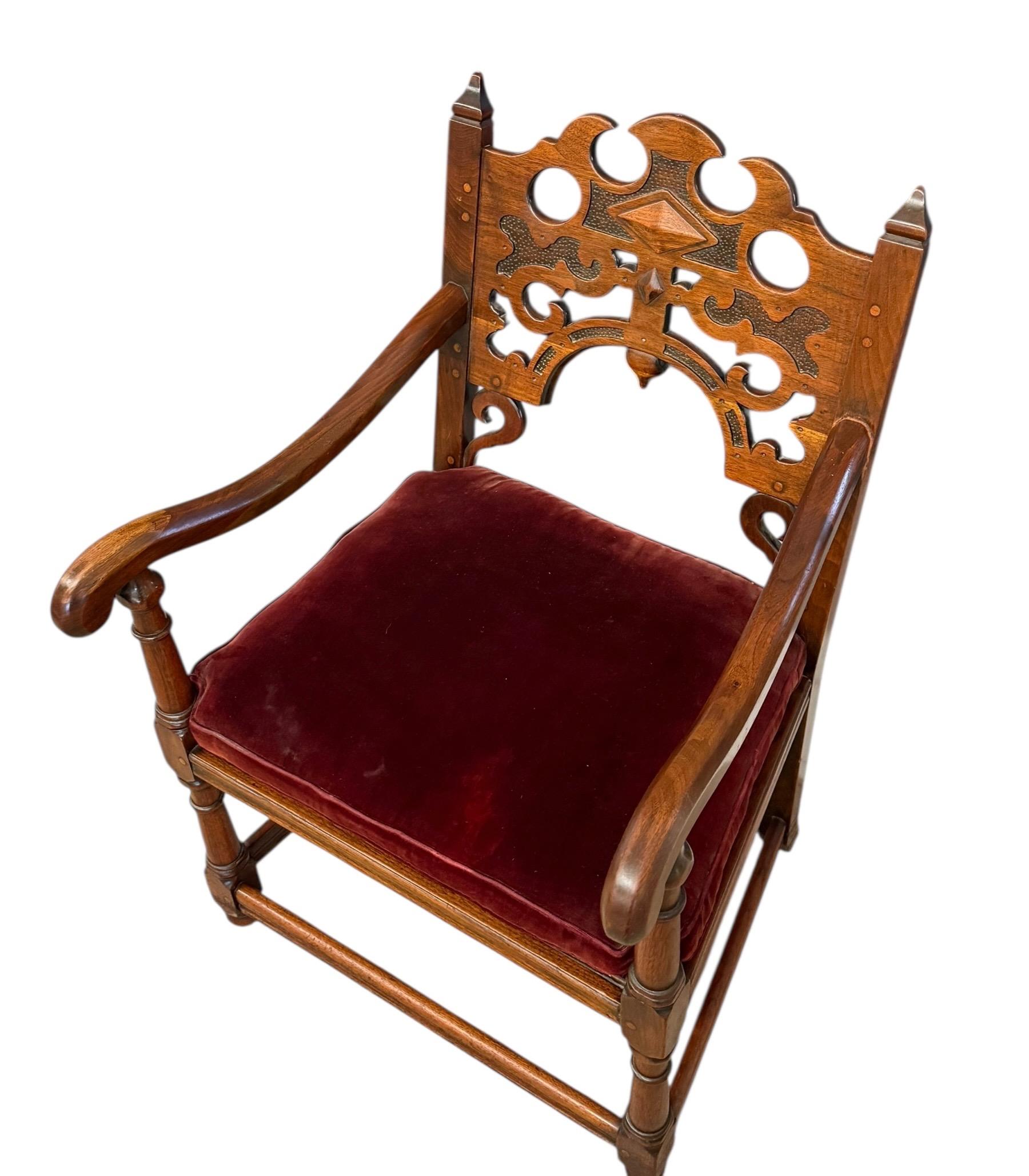 Legno Poltrona d'epoca in stile Tudor Gothic Revival con intagli complicati in vendita