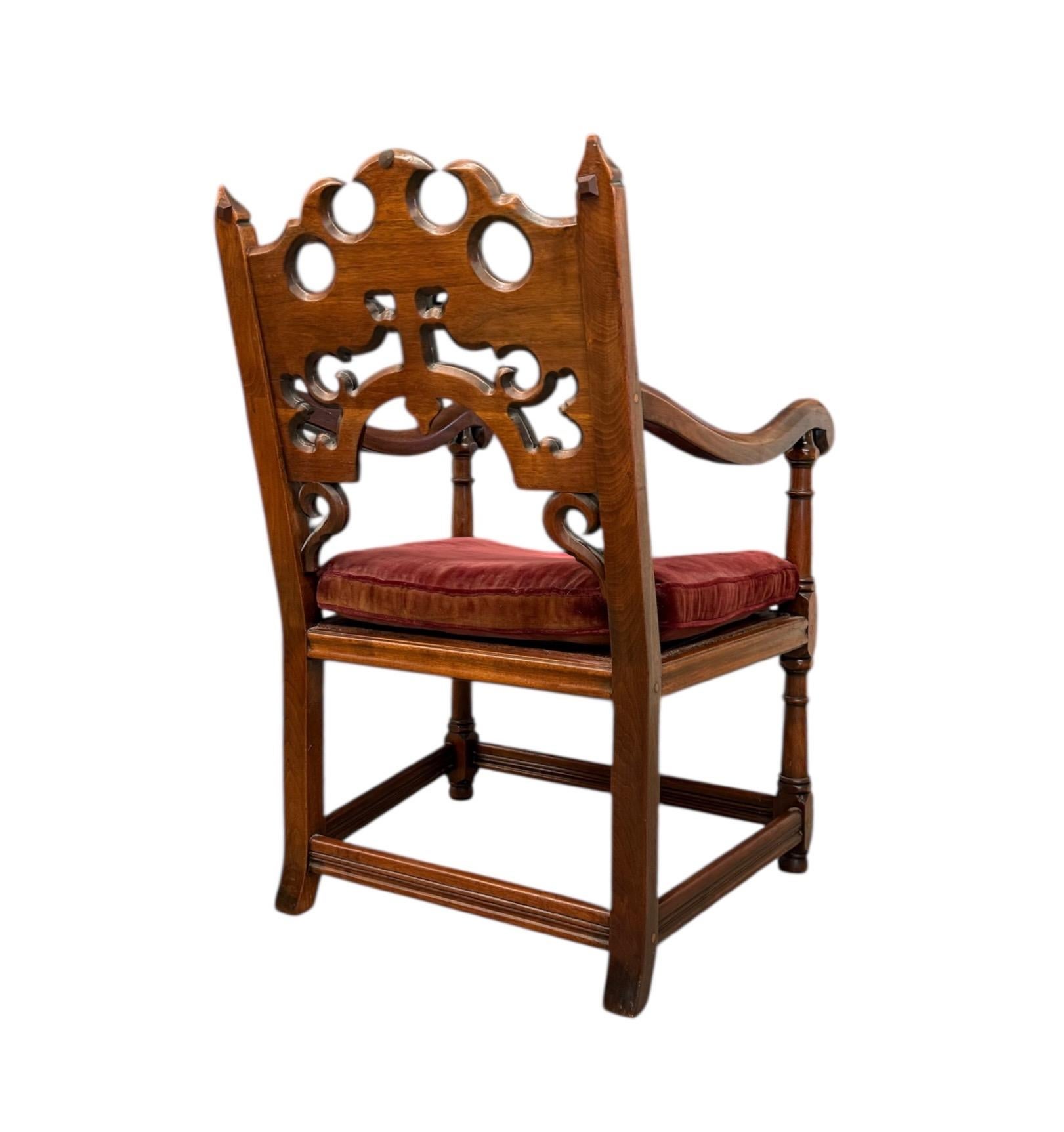 Poltrona d'epoca in stile Tudor Gothic Revival con intagli complicati in vendita 1