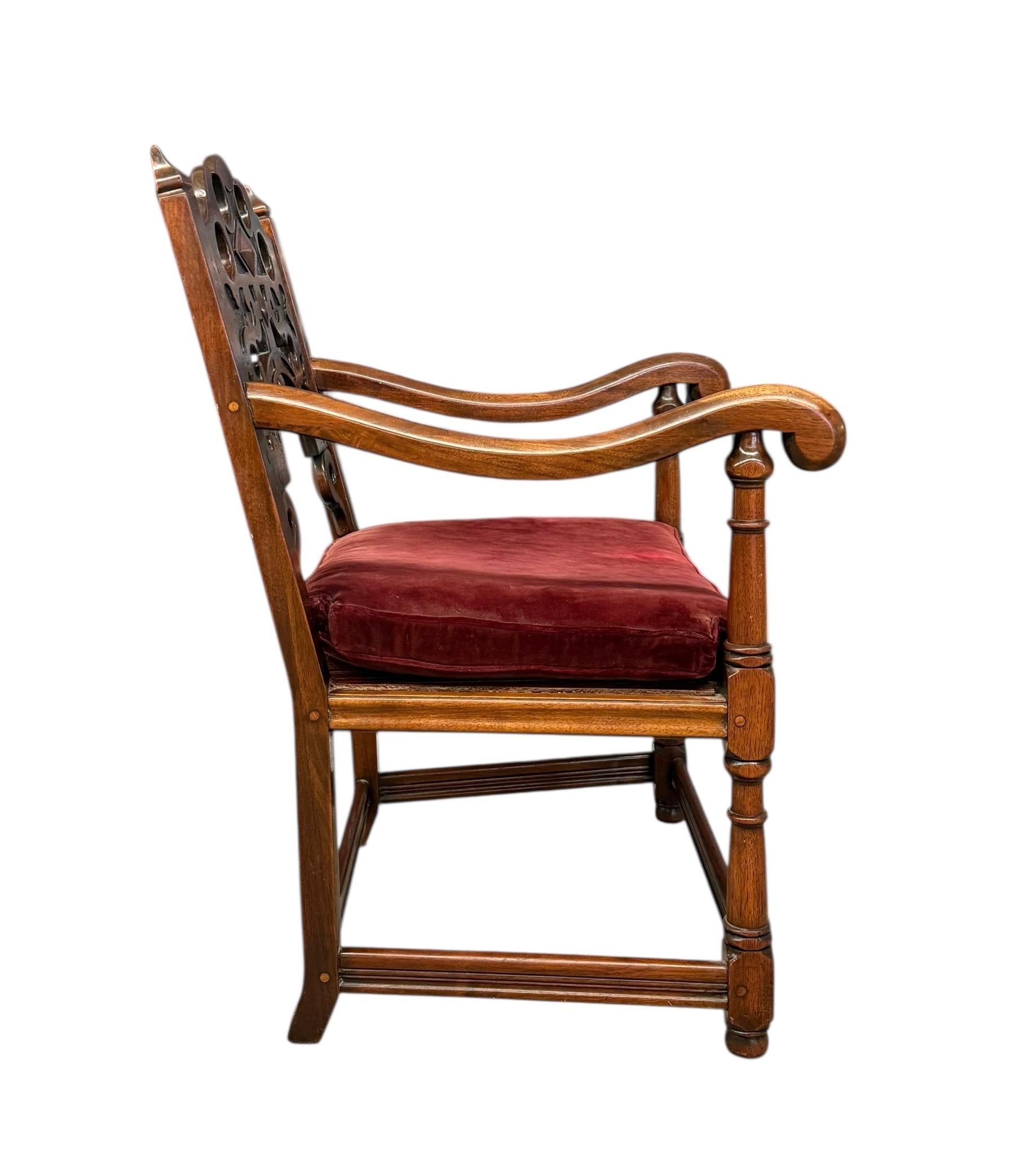Poltrona d'epoca in stile Tudor Gothic Revival con intagli complicati in vendita 3