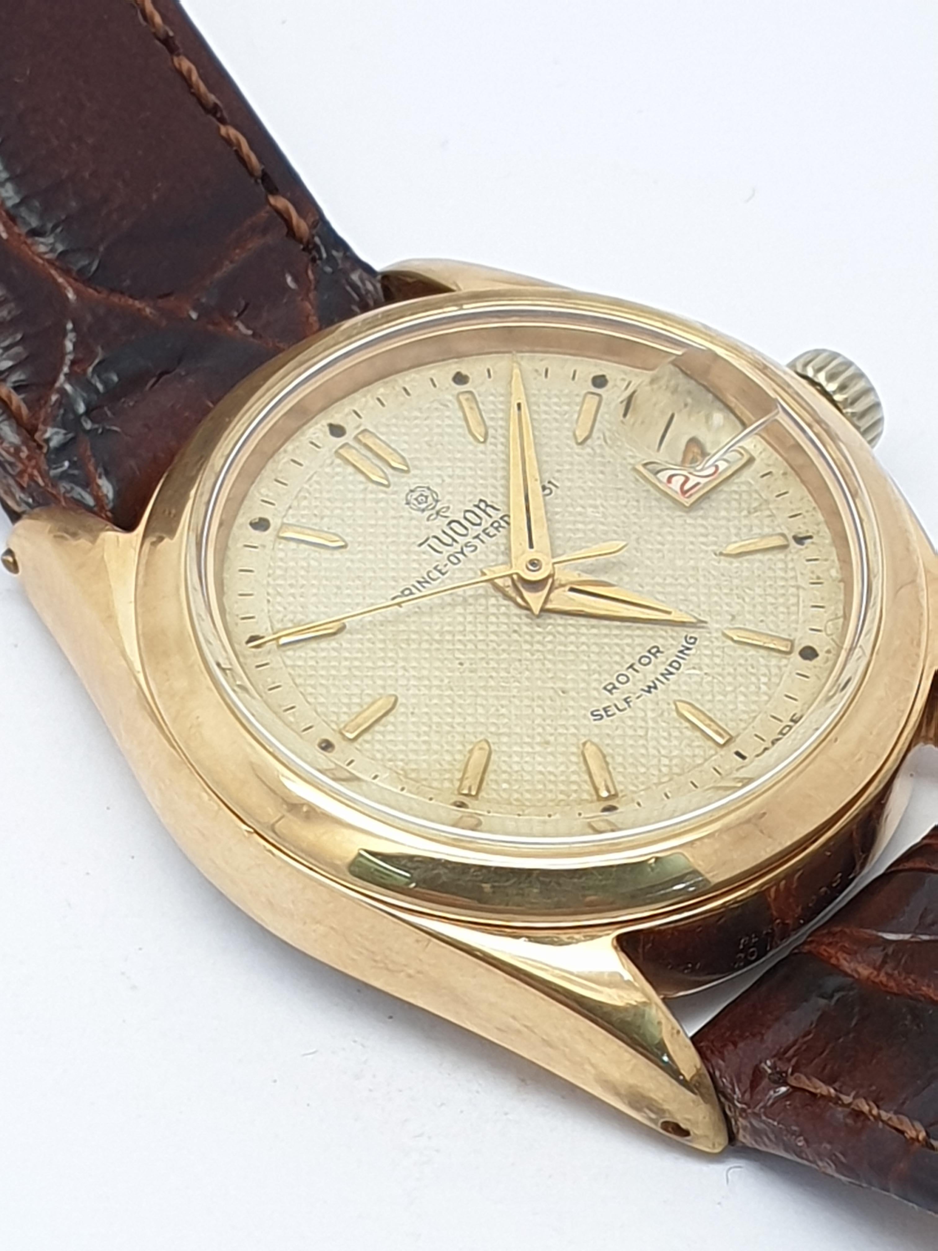 Vintage Gold Stahl  Tudor Austernprinz  31 mm mittelgroße Uhr mit Lederarmband. Das Modell ist mit einem Tudor Automatikwerk ausgestattet, das sich in gutem Zustand befindet.  Als Vintage-Stück hat Acrylglas. Das Gehäuse ist aus goldenem