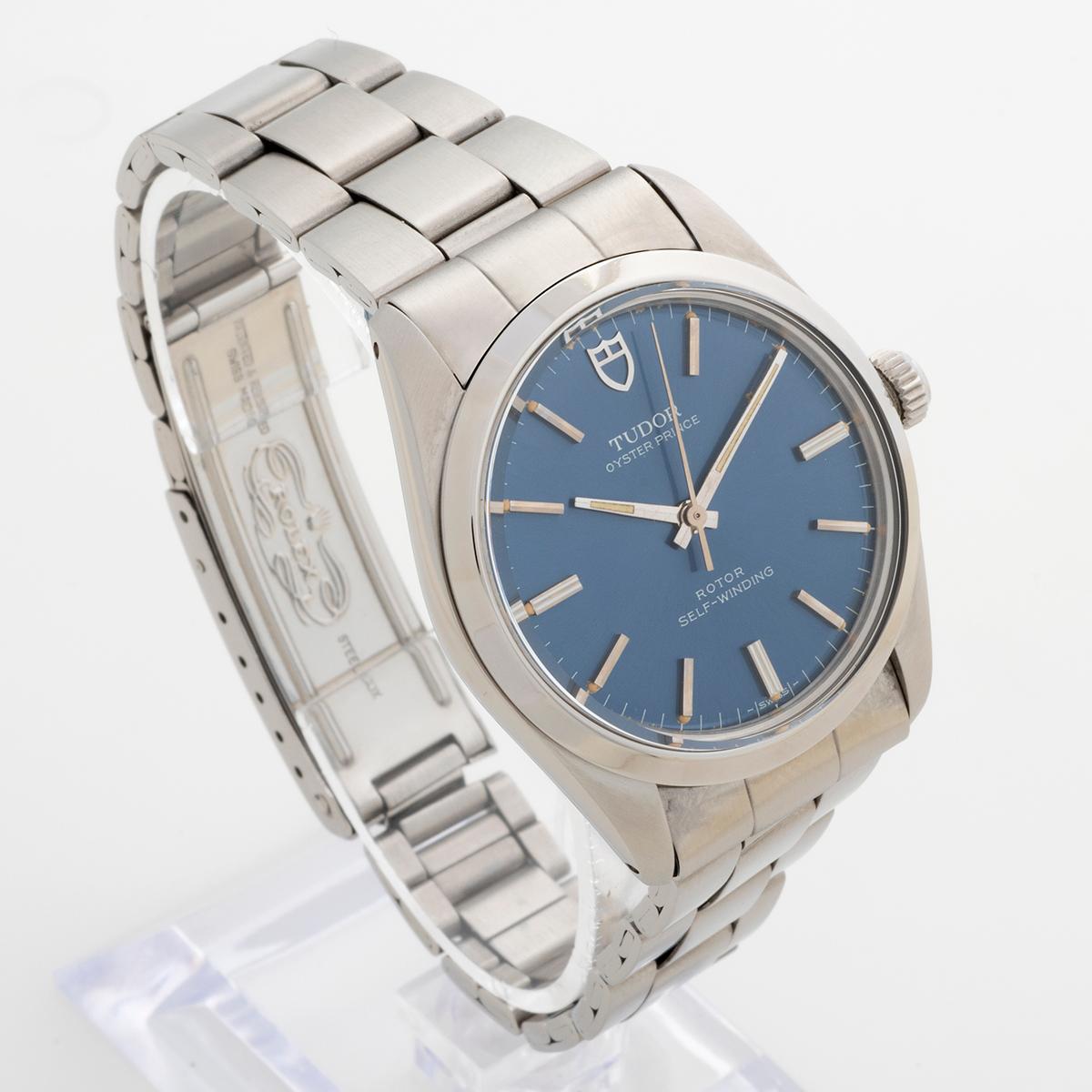 Unsere Vintage Tudor Oyster Prince (Rotor Self winding) Referenz 7995 / 0 verfügt über ein 34-mm-Edelstahlgehäuse mit Rolex Gehäuseboden und ist mit einem Rolex Oyster Armband ausgestattet. Bemerkenswert ist das atemberaubende und seltene denimblaue