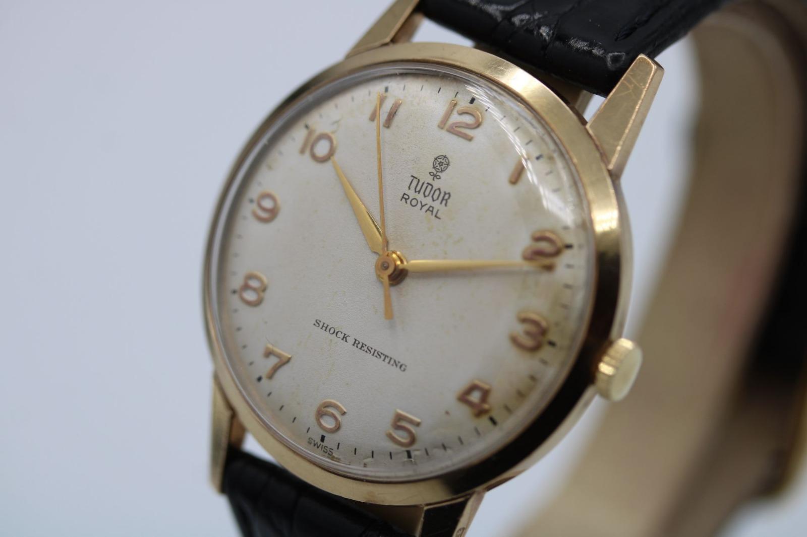 Vintage Tudor Royal - 1960er Jahre 9ct Gold Handaufzug Uhr

Diese Tudor Royal ist ein seltener und sammelwürdiger Zeitmesser, der im eigenen Haus vollständig gewartet wurde. Außergewöhnliche Genauigkeit, mit nur +5 bis +6 Sekunden pro Tag. Mit ihrem