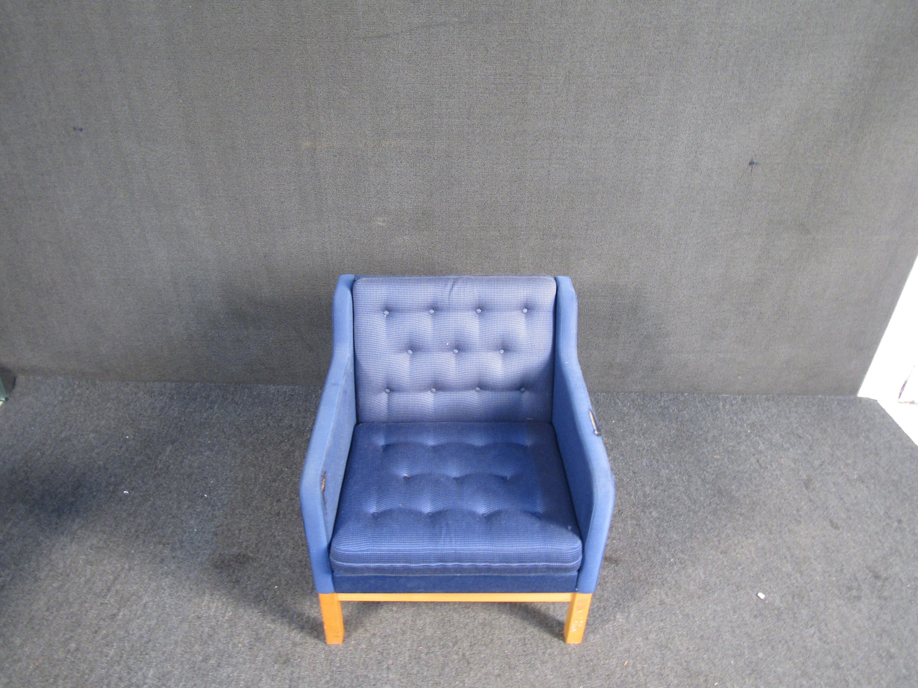 Mid-Century Modern Fauteuil club bleu touffeté vintage en vente