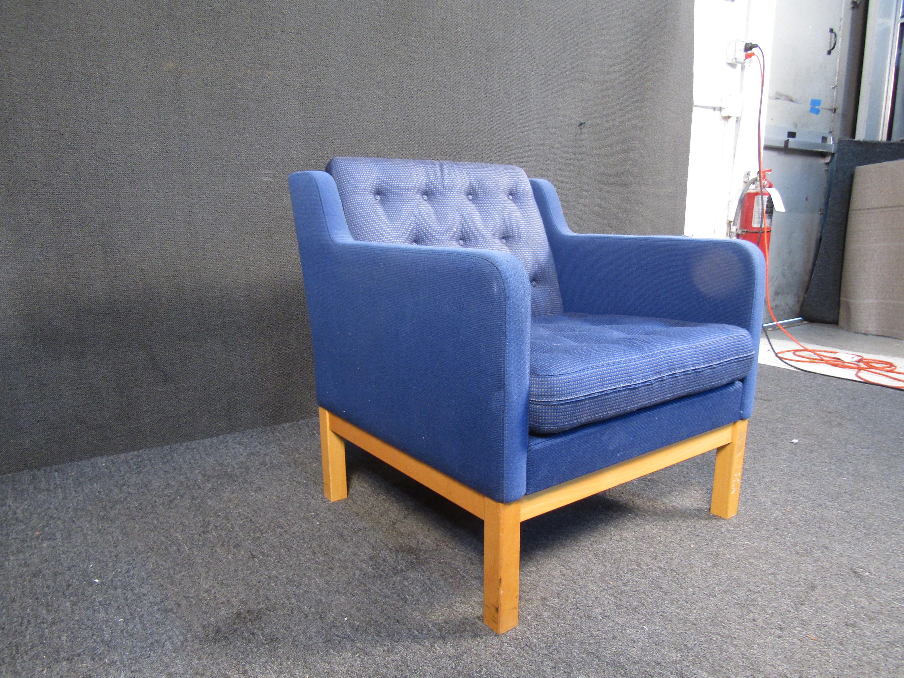 Mid-20th Century Vintage Tufted Blue Club Chair For Sale