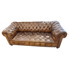 Divano Chesterfield vintage con cuscini
