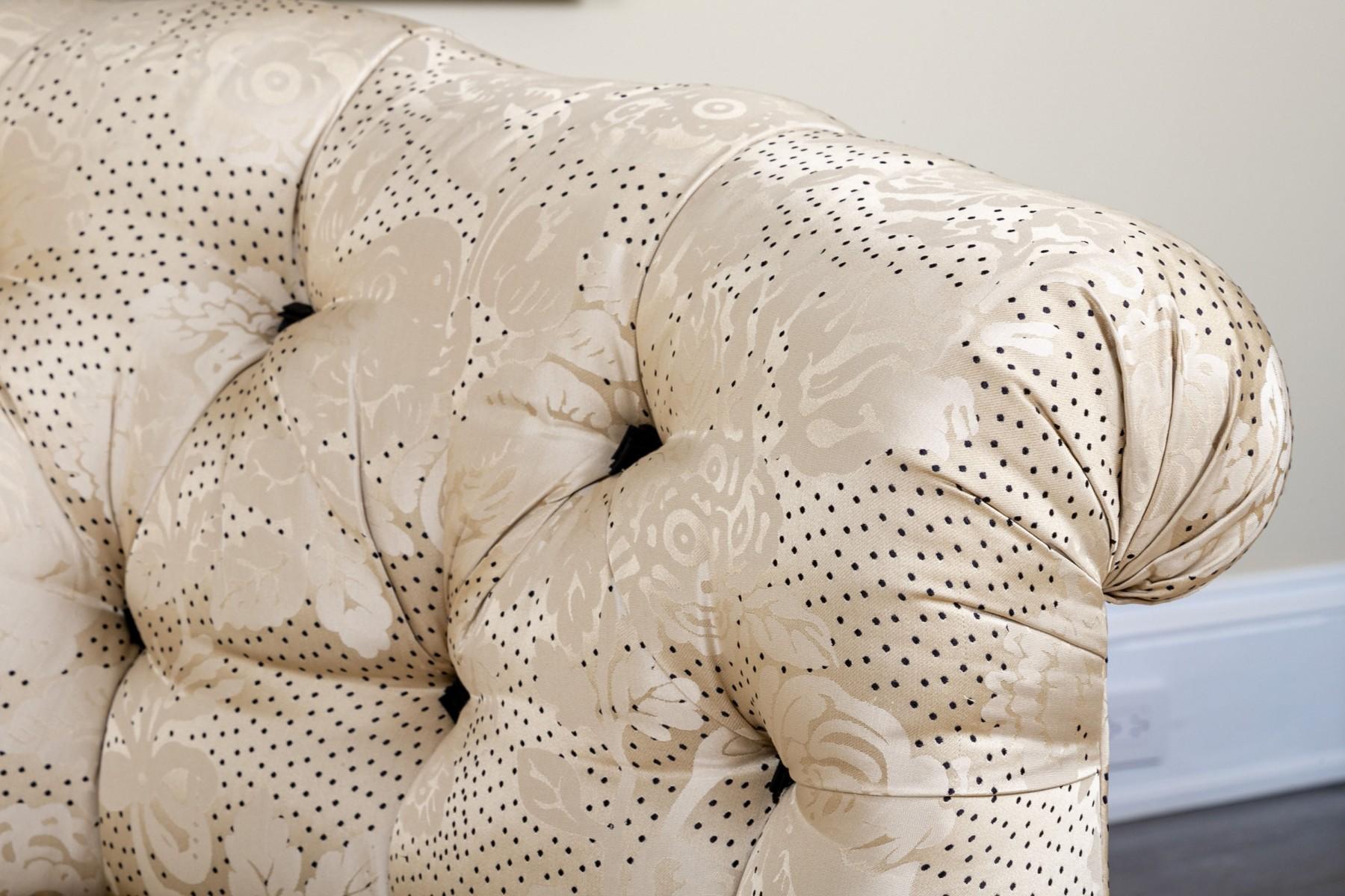 Vintage Tufted Classic Slik Sofa im Zustand „Gut“ im Angebot in Pineville, NC