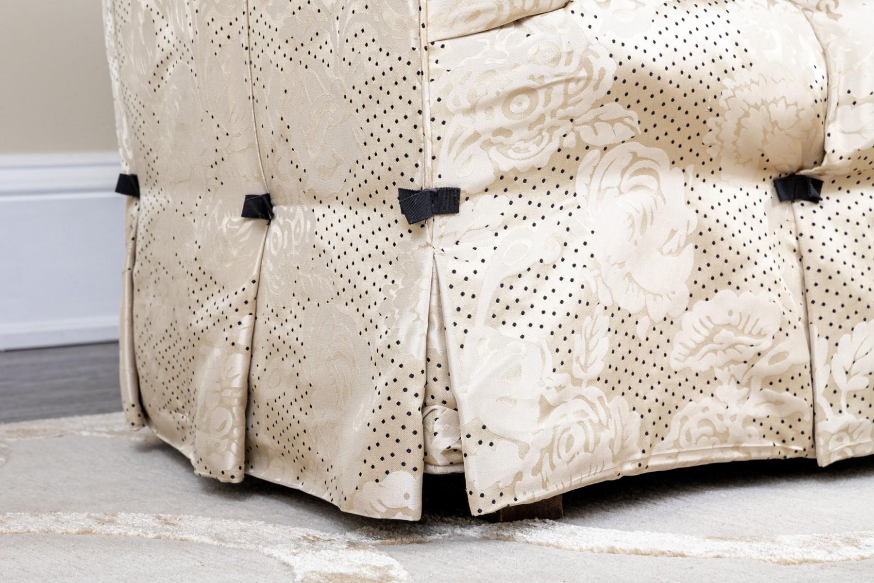 Vintage Tufted Classic Slik Sofa (Damast) im Angebot