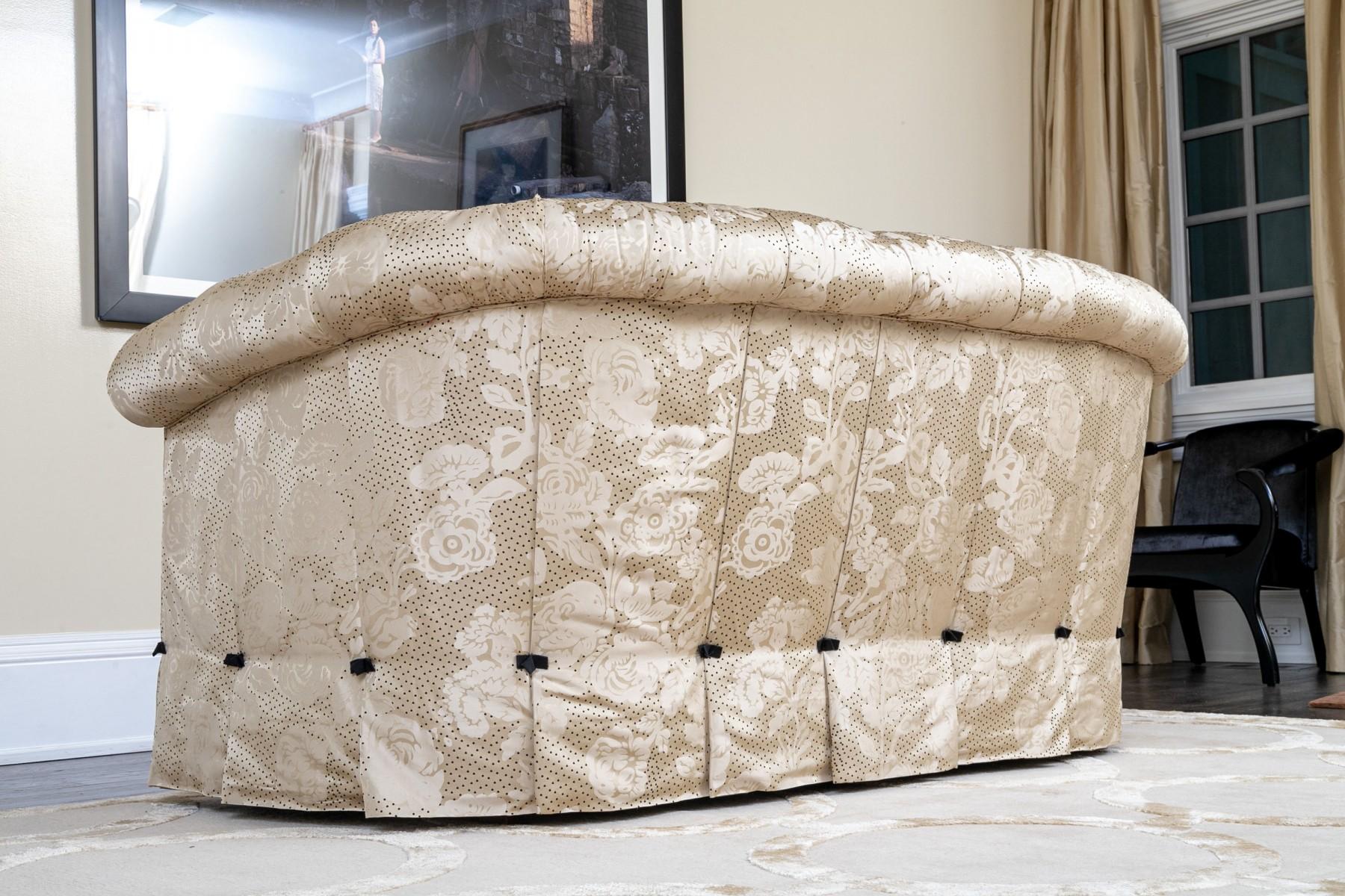 Vintage Tufted Classic Slik Sofa im Angebot 1