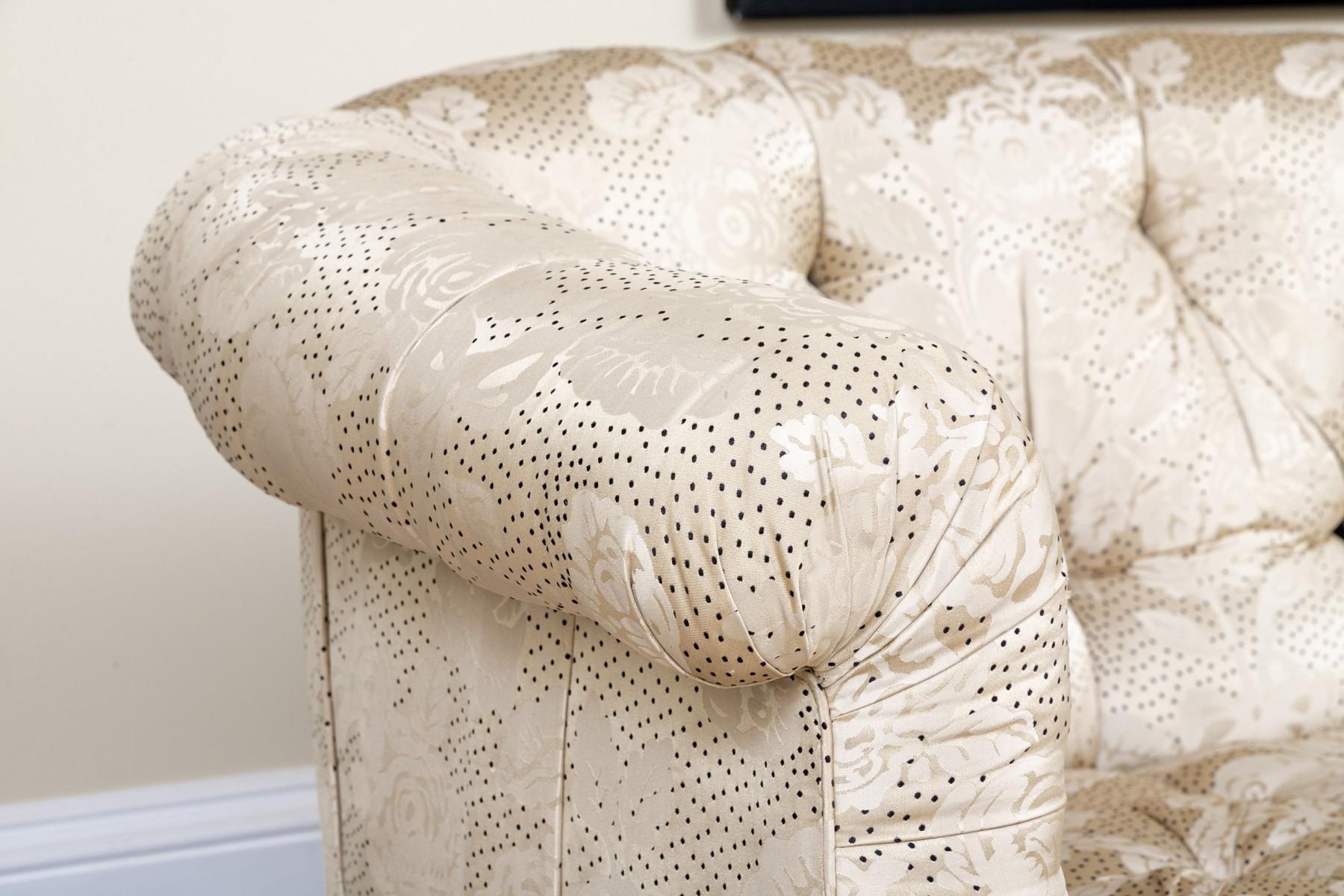 Vintage Tufted Classic Slik Sofa im Angebot 3