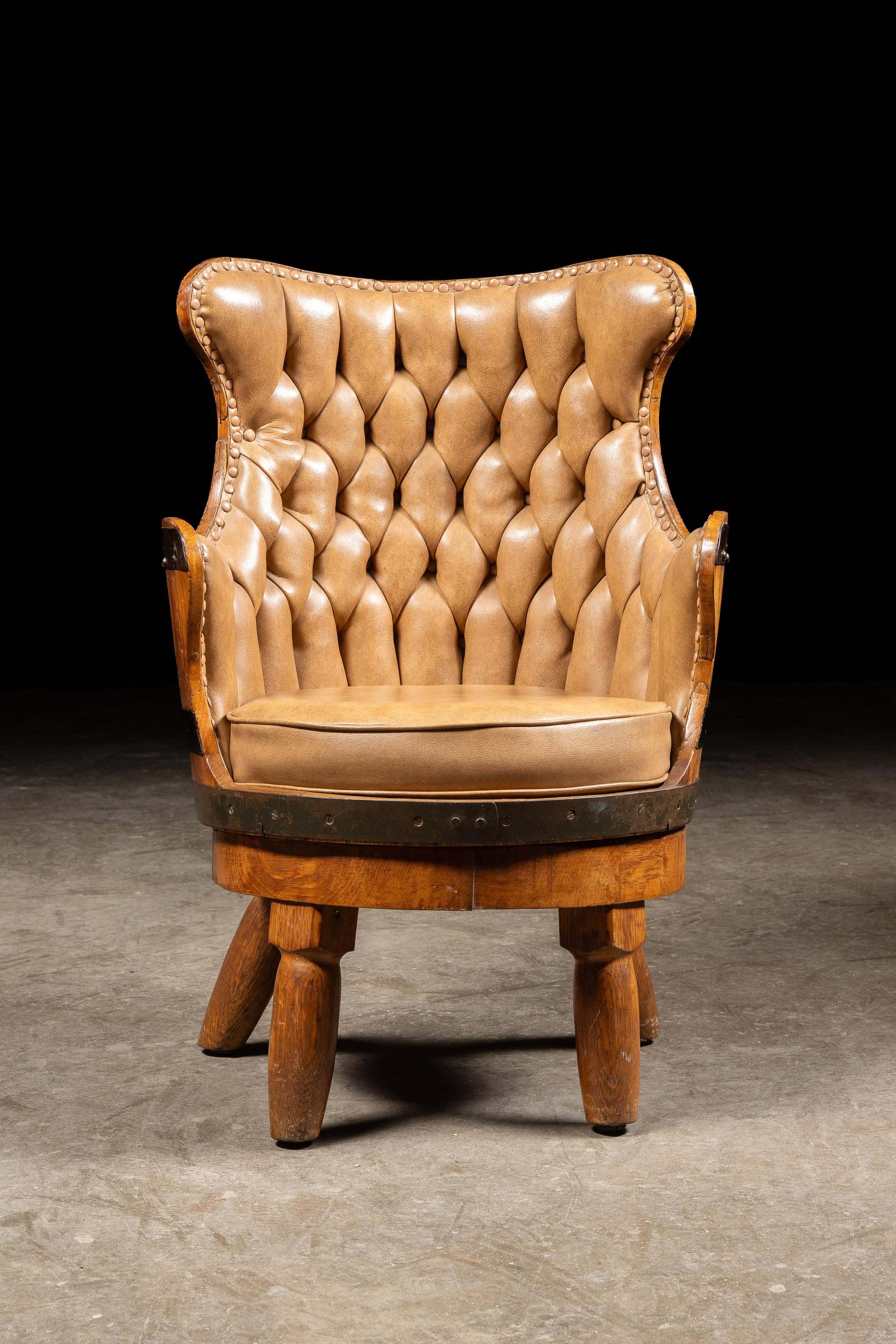 Chesterfield Barrel-Stuhl aus getuftetem Leder, Vintage (amerikanisch) im Angebot