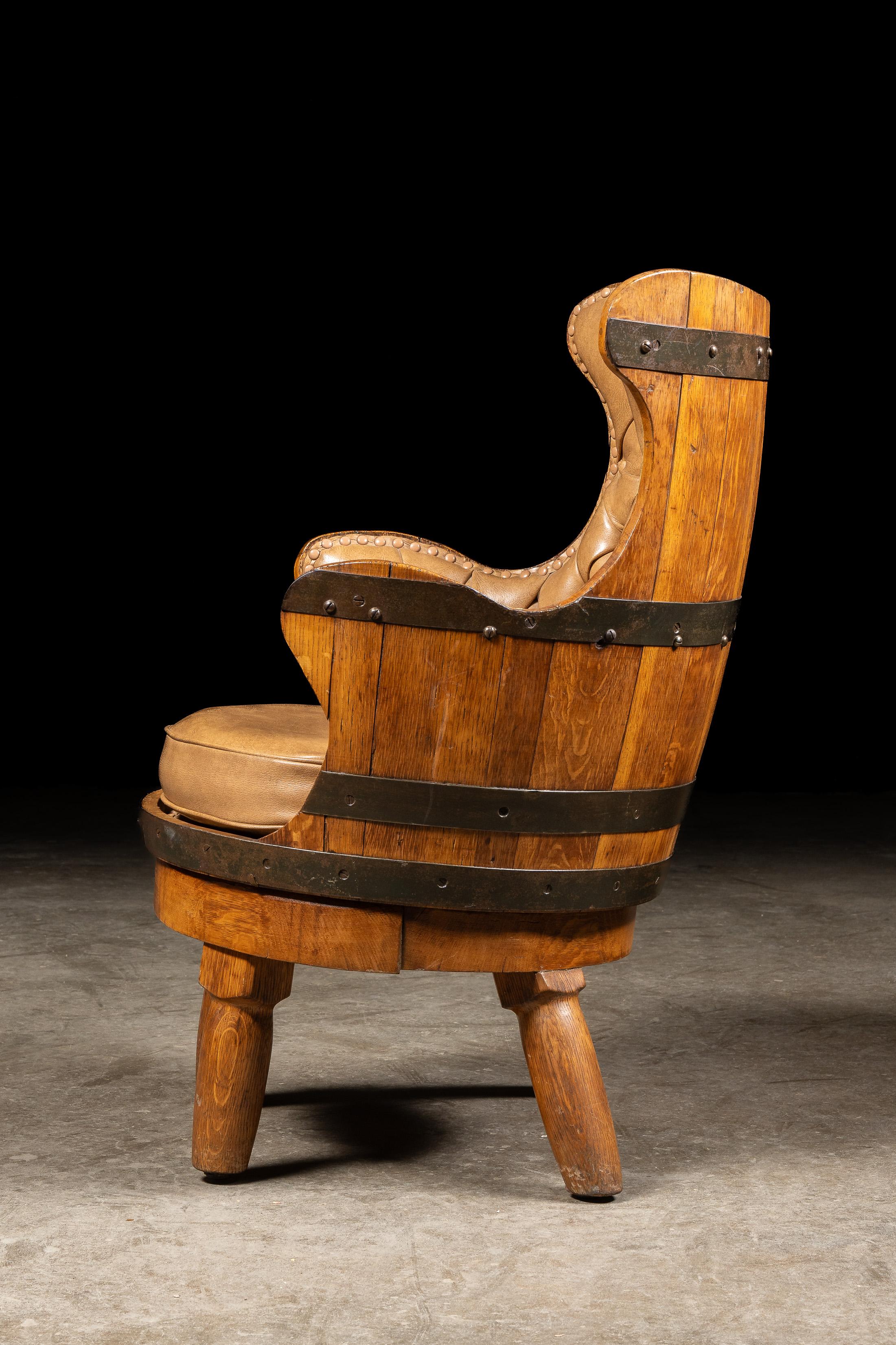 Chesterfield Barrel-Stuhl aus getuftetem Leder, Vintage im Zustand „Gut“ im Angebot in Dekalb, IL