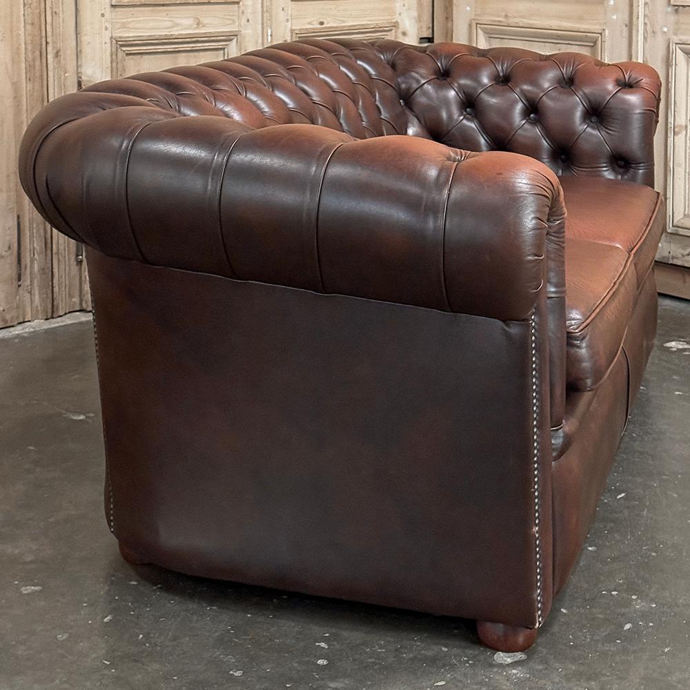 Divano Chesterfield in pelle con inserti vintage in vendita 6