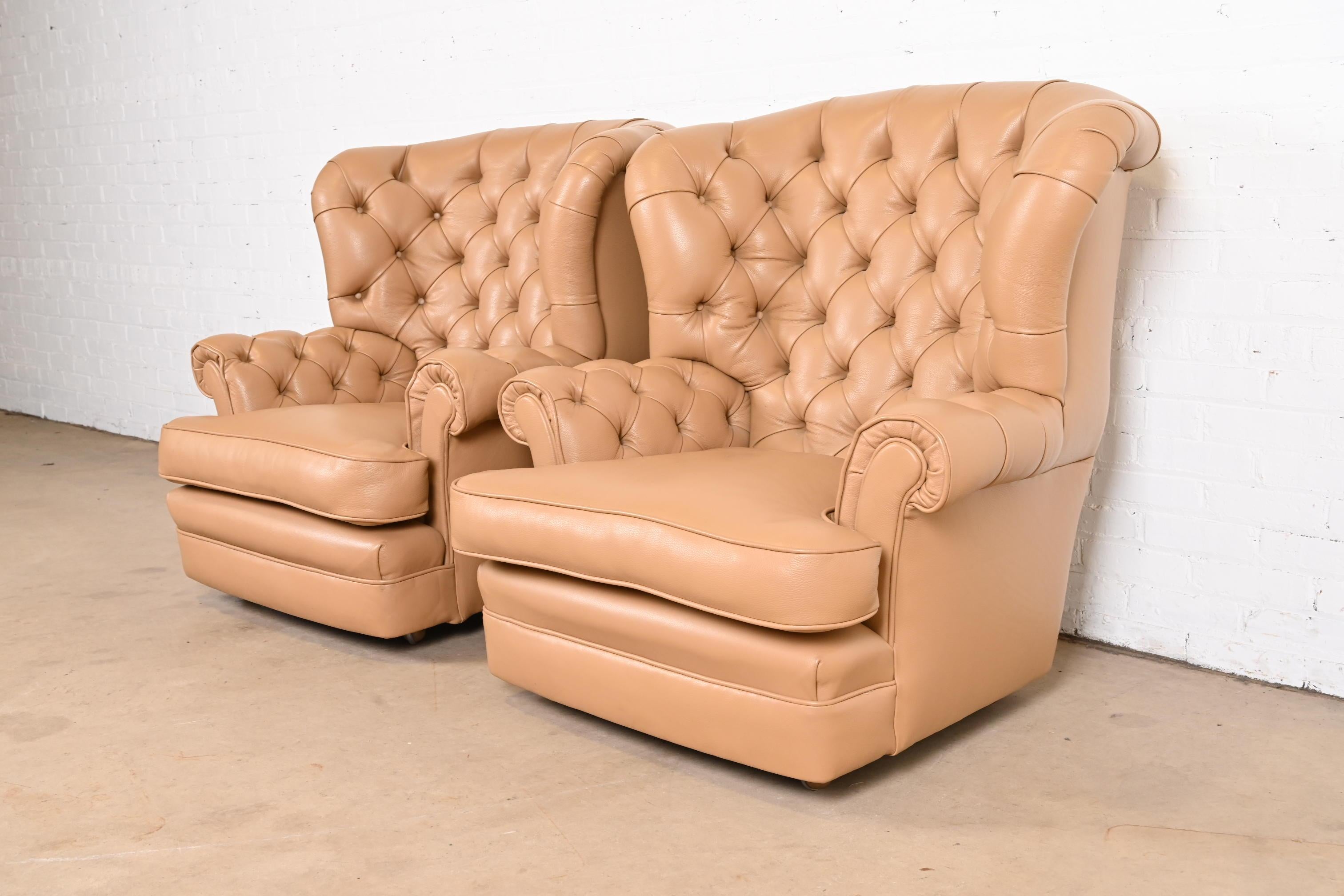 Américain Paire de fauteuils de salon vintage Chesterfield Wingback en cuir touffeté en vente