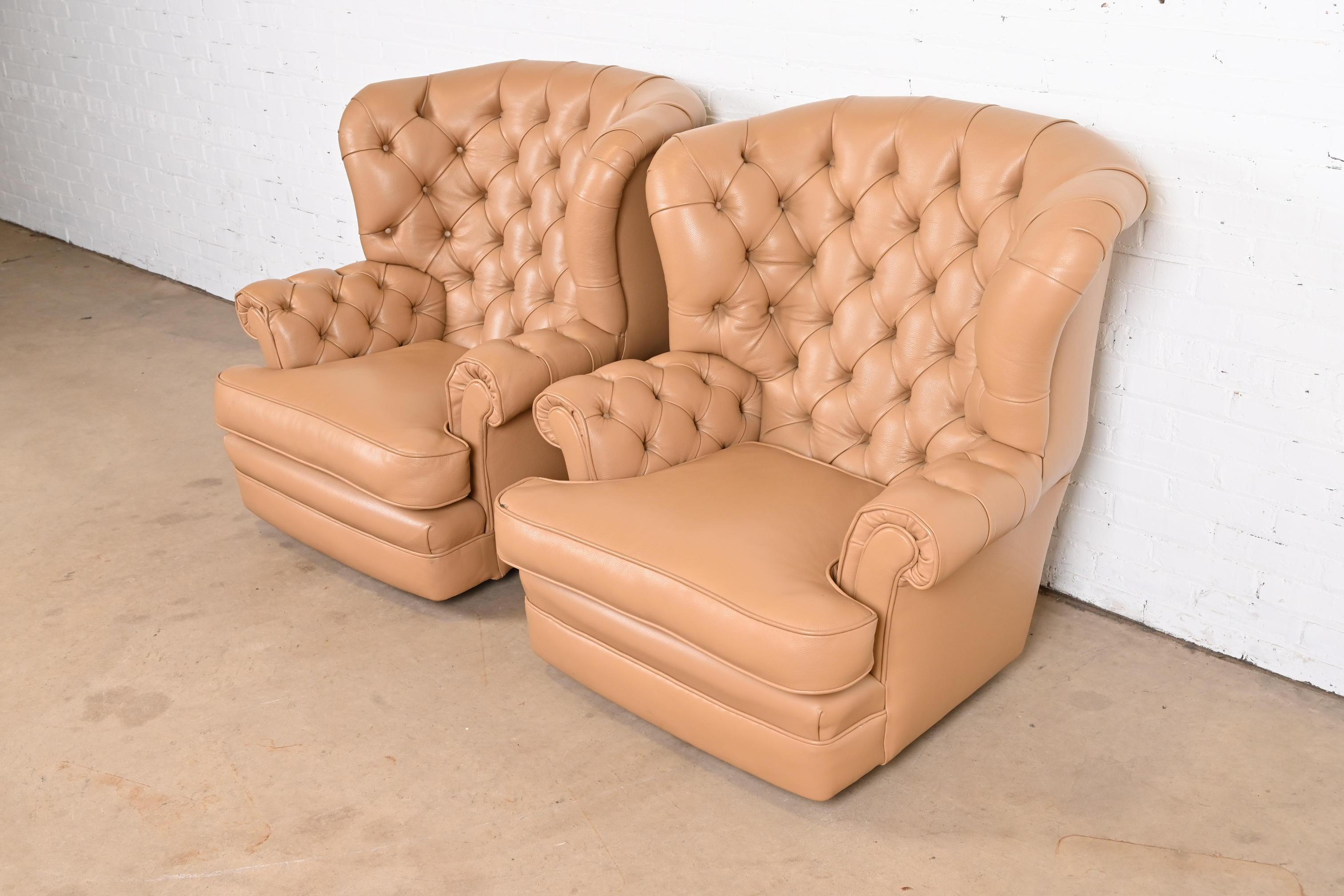 Paire de fauteuils de salon vintage Chesterfield Wingback en cuir touffeté Bon état - En vente à South Bend, IN