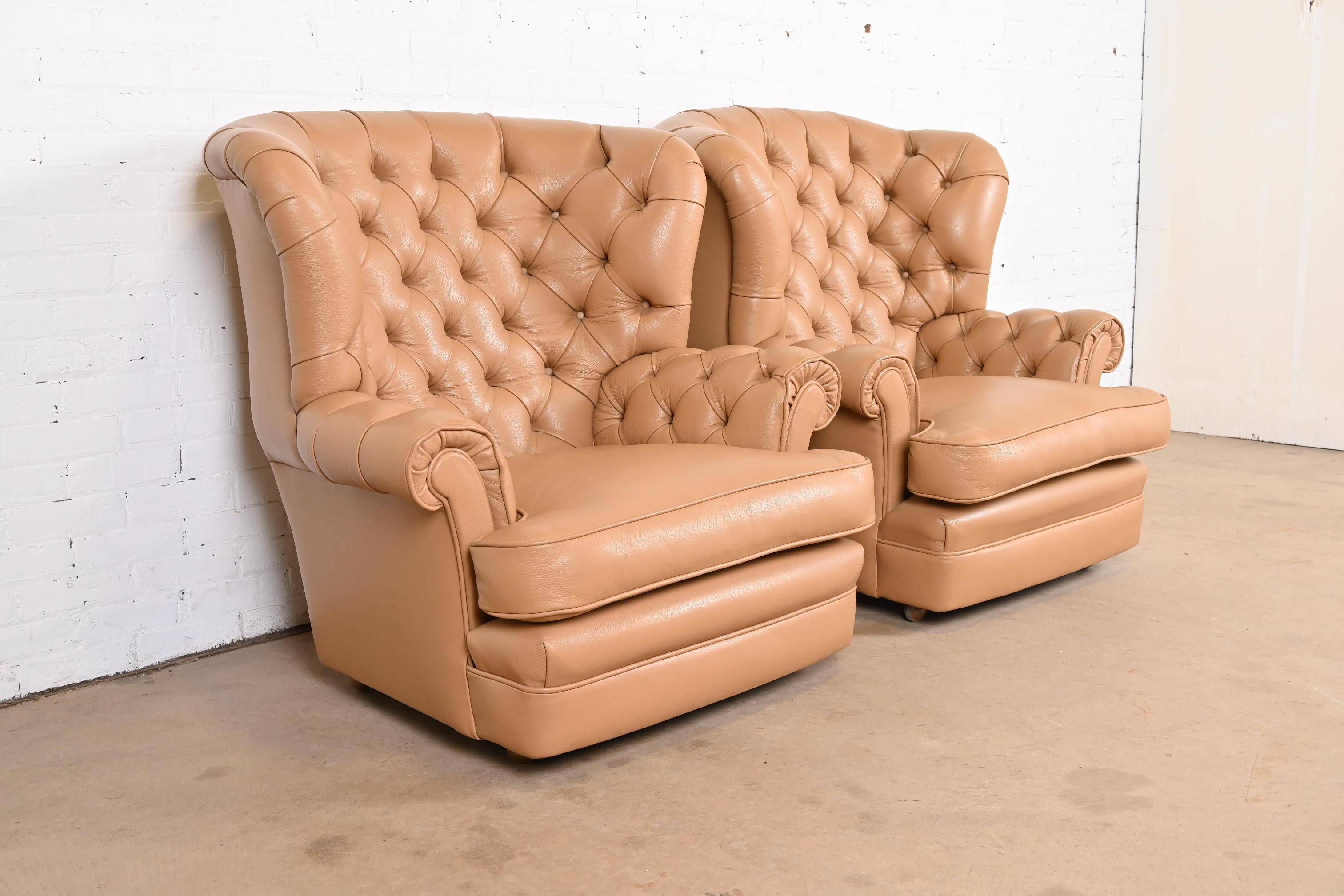 20ième siècle Paire de fauteuils de salon vintage Chesterfield Wingback en cuir touffeté en vente