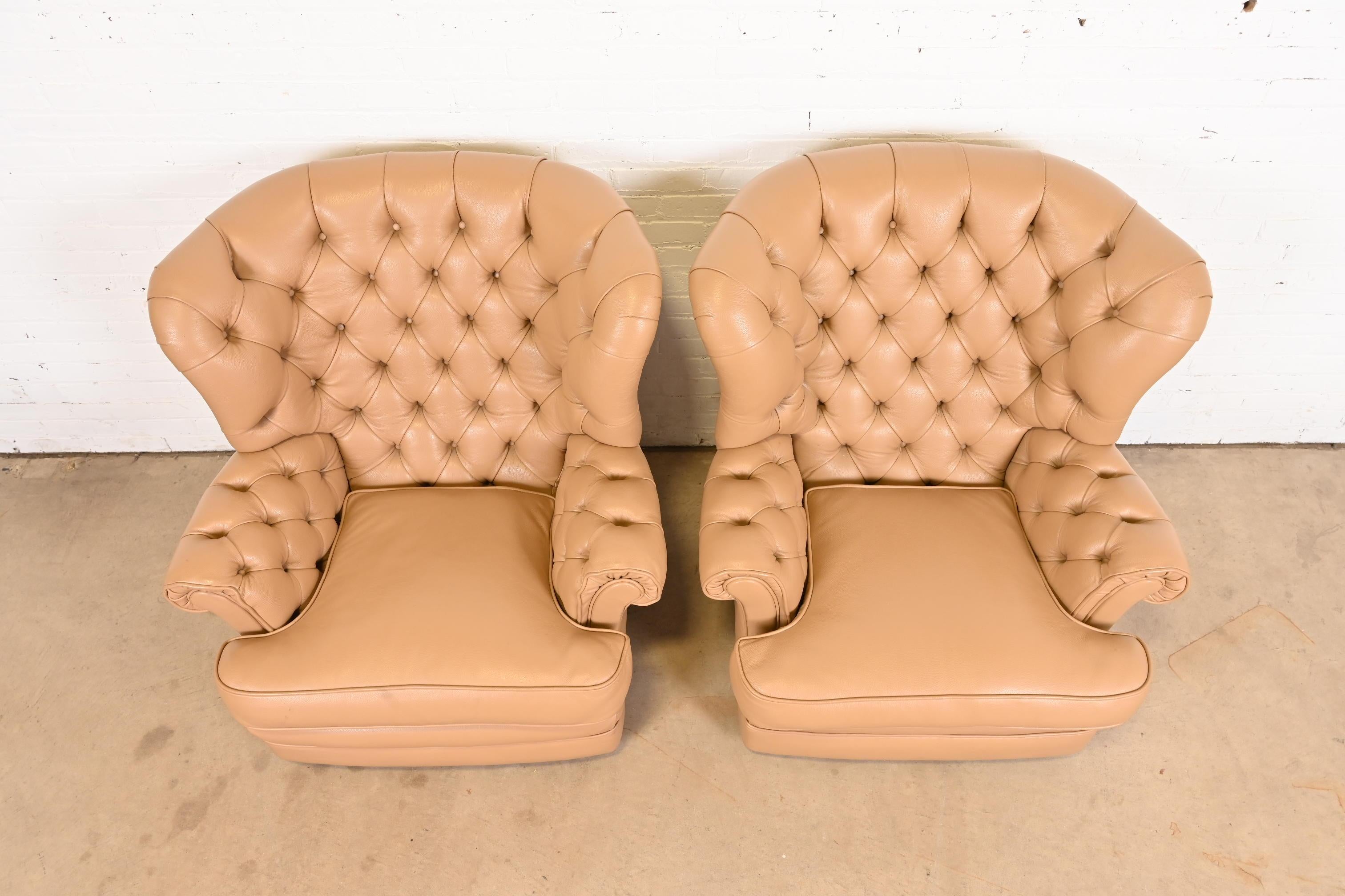 Paire de fauteuils de salon vintage Chesterfield Wingback en cuir touffeté en vente 1