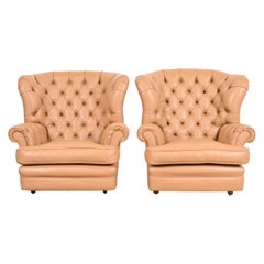 Paire de fauteuils de salon vintage Chesterfield Wingback en cuir touffeté