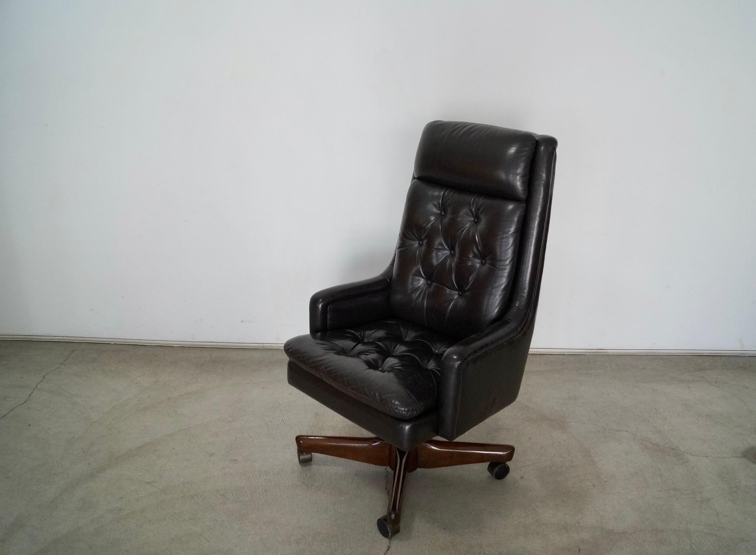 Vintage Tufted Leather Monteverdi-Young Executive Office Desk Chair In Good Condition In Burbank, CA
